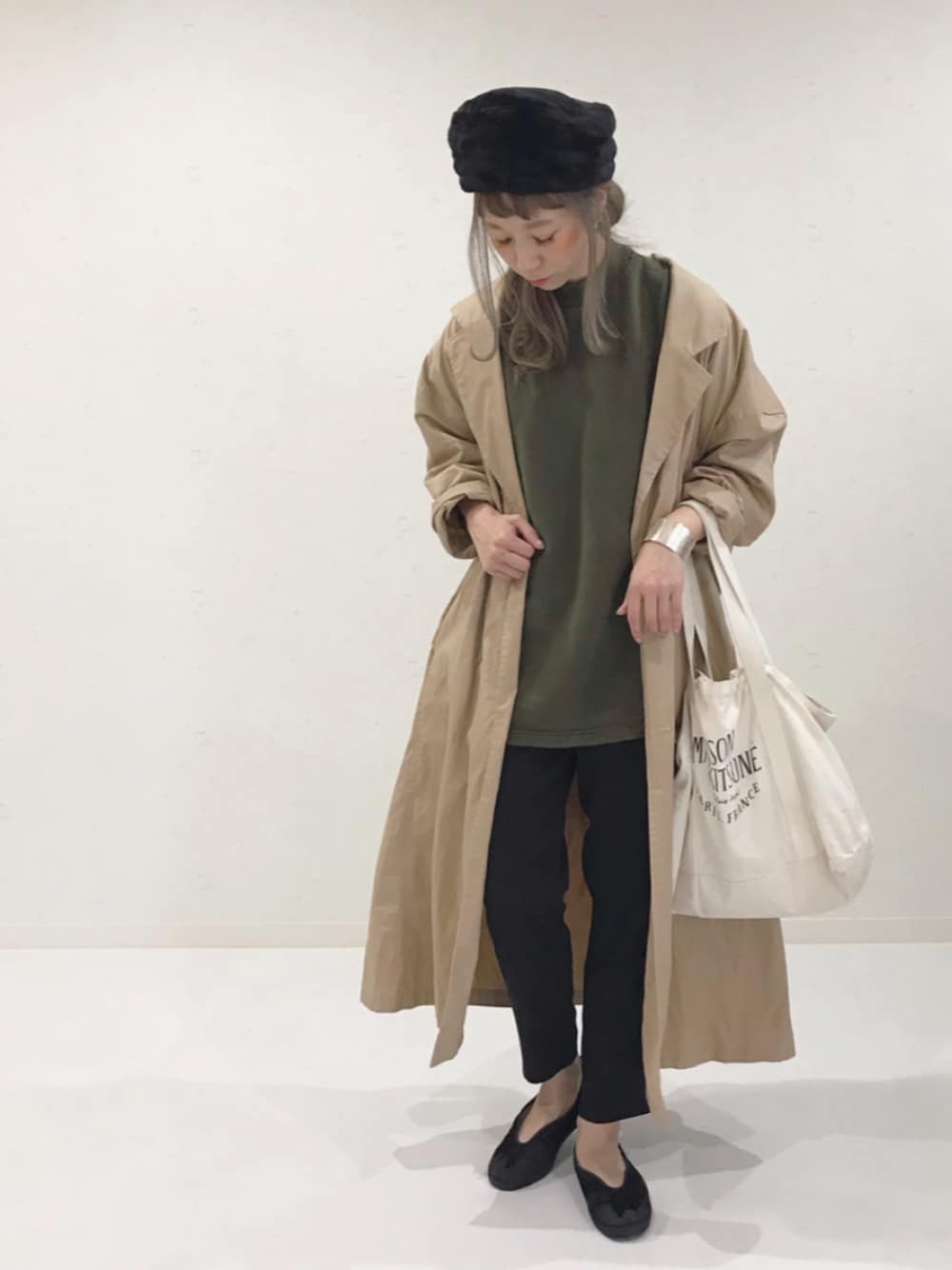 「トレンチコート、秋冬、ゆるコーデ、ビッグシルエット、オトナ女子、もこもこ、バレエシューズ、outfit、楽チンコーデ」｜「&g'aimeの【&g'aime】テーパードパンツ（その他パンツ、ブラック系）」を使った、ちばのぞみ。さん（レディース・165cm）の秋コーディネートの1枚目の写真