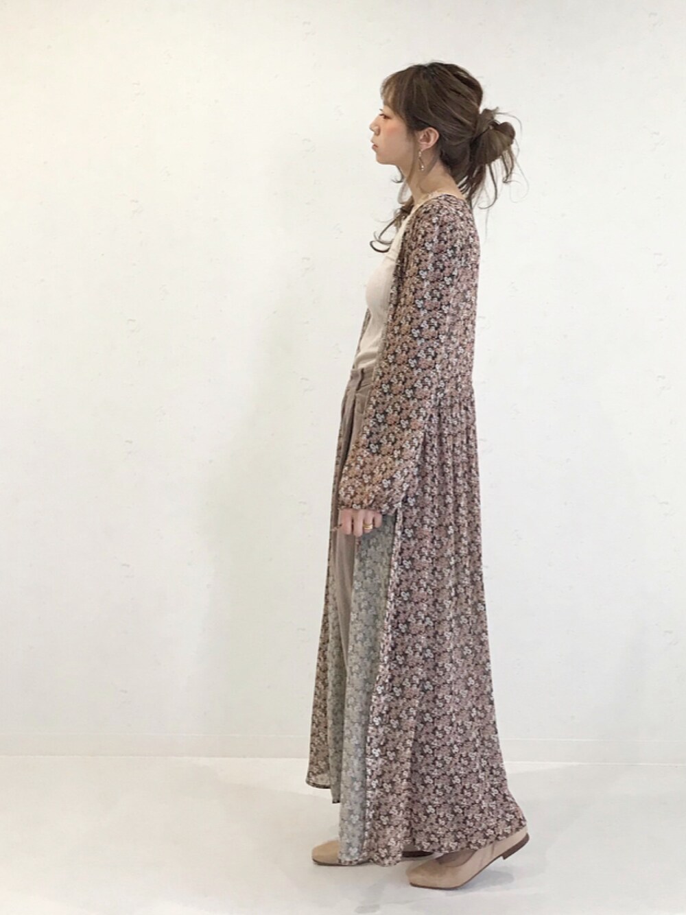 レッド系のワンピース、ベージュ系のパンプス、ベージュ系のキャミソールを着用したレディースの冬コーディネートの1枚目の写真