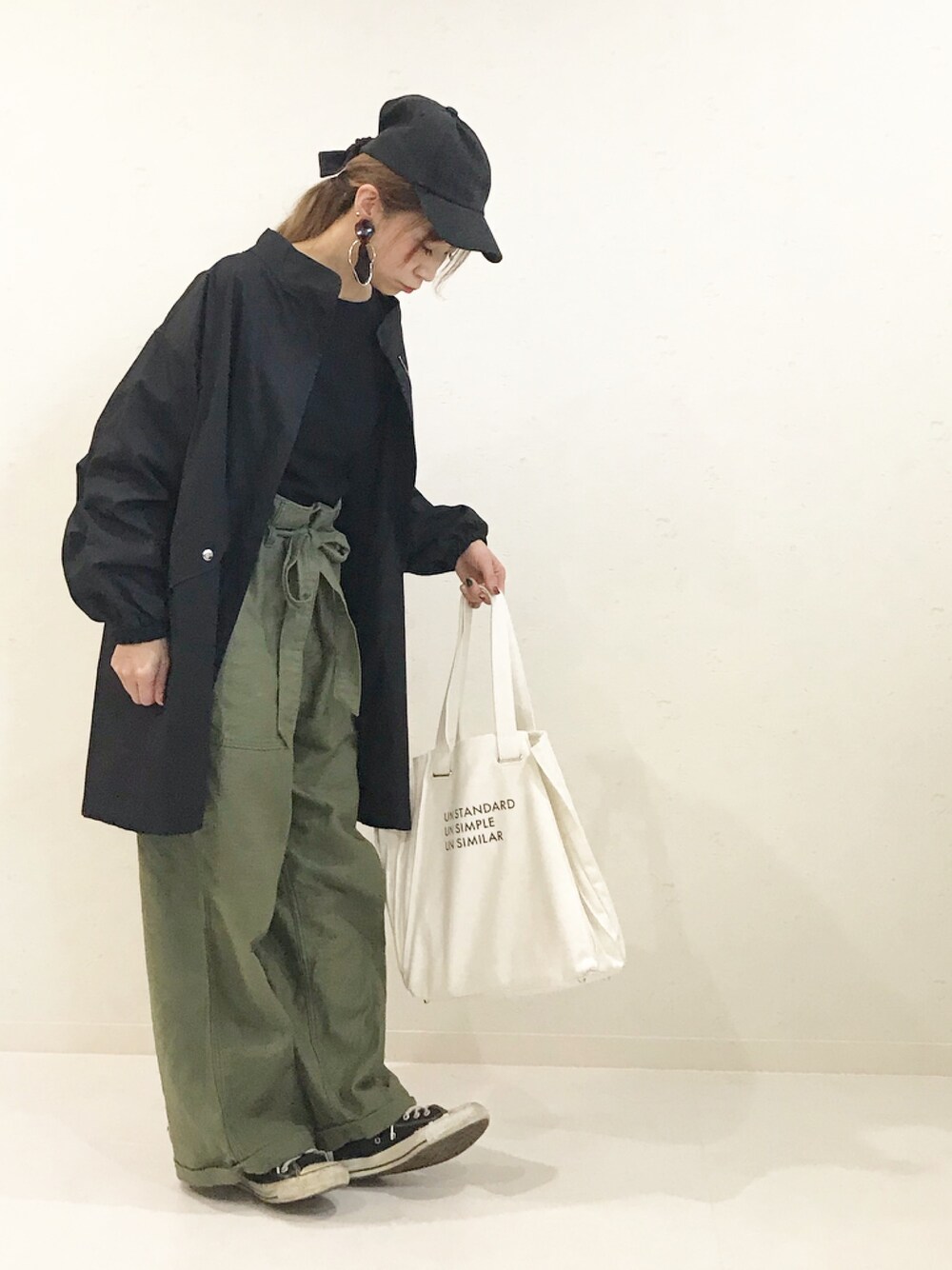 「秋冬コーデ、大人カジュアル、シンプルコーデ、パンツスタイル、秋コーデ、カジュアルコーデ、ベイカーパンツ、オトナ女子」｜「JUNOAHの薄手ブルゾンジップジャケット（ブルゾン、ブラック系）」を使った、ちばのぞみ。さん（レディース・165cm）の秋コーディネートの1枚目の写真