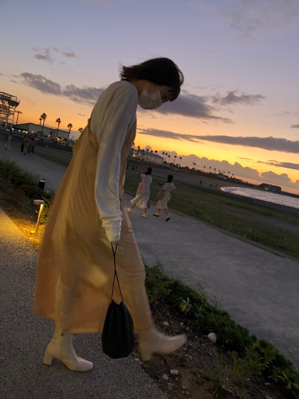 「Littlesuzie、cordslipdress、ワンピース、スクエアトゥブーツ、ホワイトブーツ、ワントーンコーデ、秋服、秋コーデ」｜「6の＜6(ROKU)＞BACK STITCH PULLOVER/プルオーバー（Tシャツ/カットソー、ホワイト系）」を使った、tomoさん（レディース・163cm）の秋コーディネートの1枚目の写真