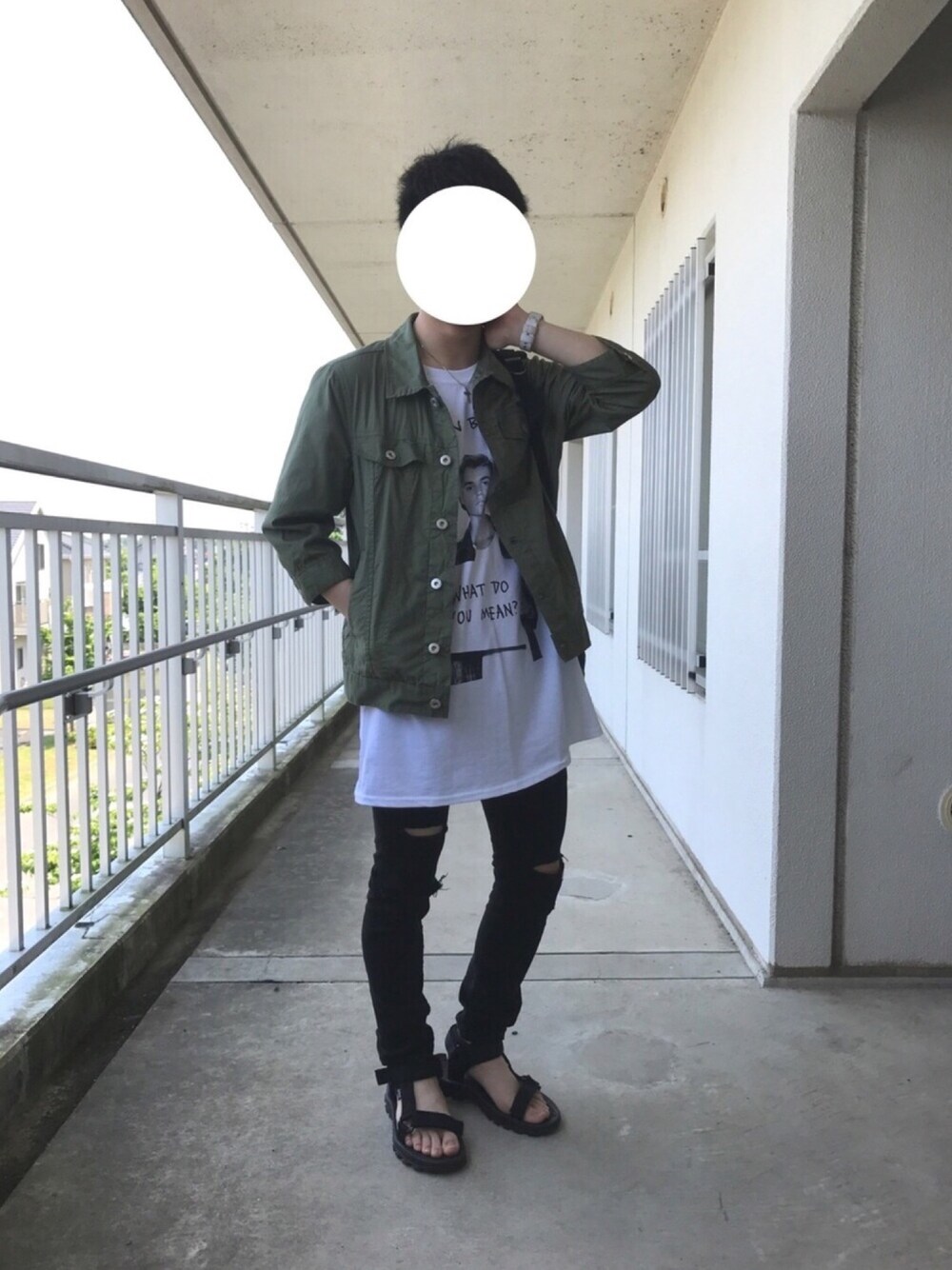「夏、ゆるコーデ、白Tシャツ、休日スタイル、シンプル、ミリタリー、レイヤードスタイル、ダメージデニムパンツ、キレイめ、ストリート」｜「Right-onのジャスティンビーバーBIGＴシャツ（Tシャツ/カットソー、ホワイト系）」を使った、だいきさん（メンズ・160cm）の春コーディネートの1枚目の写真