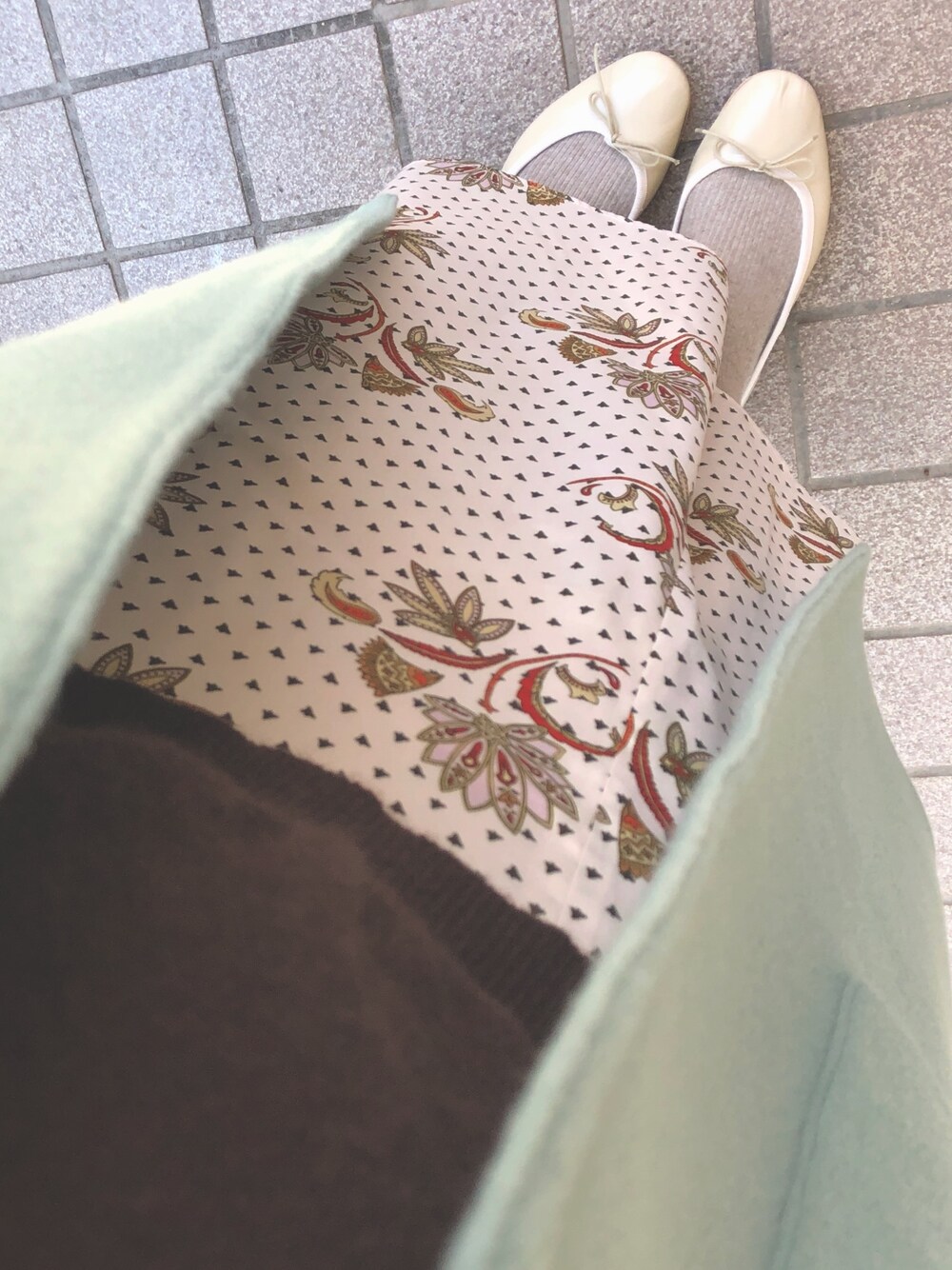 「春が待ち遠しい、ミントグリーンコート、ポルセリ、バレエシューズ、ブラウンニット」｜「IENAのDeveaux ペーズリープリントスカート◆（スカート、ホワイト系）」を使った、same0830さん（レディース・162cm）の冬コーディネートの1枚目の写真