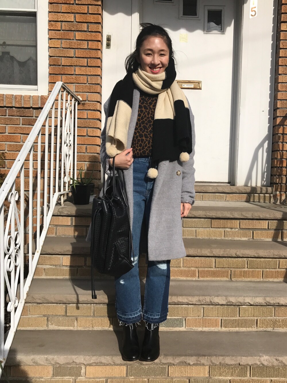 「holidaysparkle、winter、oversized jacket、large scarf、jeans、chealseaboots、leather、NYC」｜「VINTAGEのアイテム（マフラー、ホワイト系）」を使った、useecaraさん（レディース・163cm）の冬コーディネートの1枚目の写真