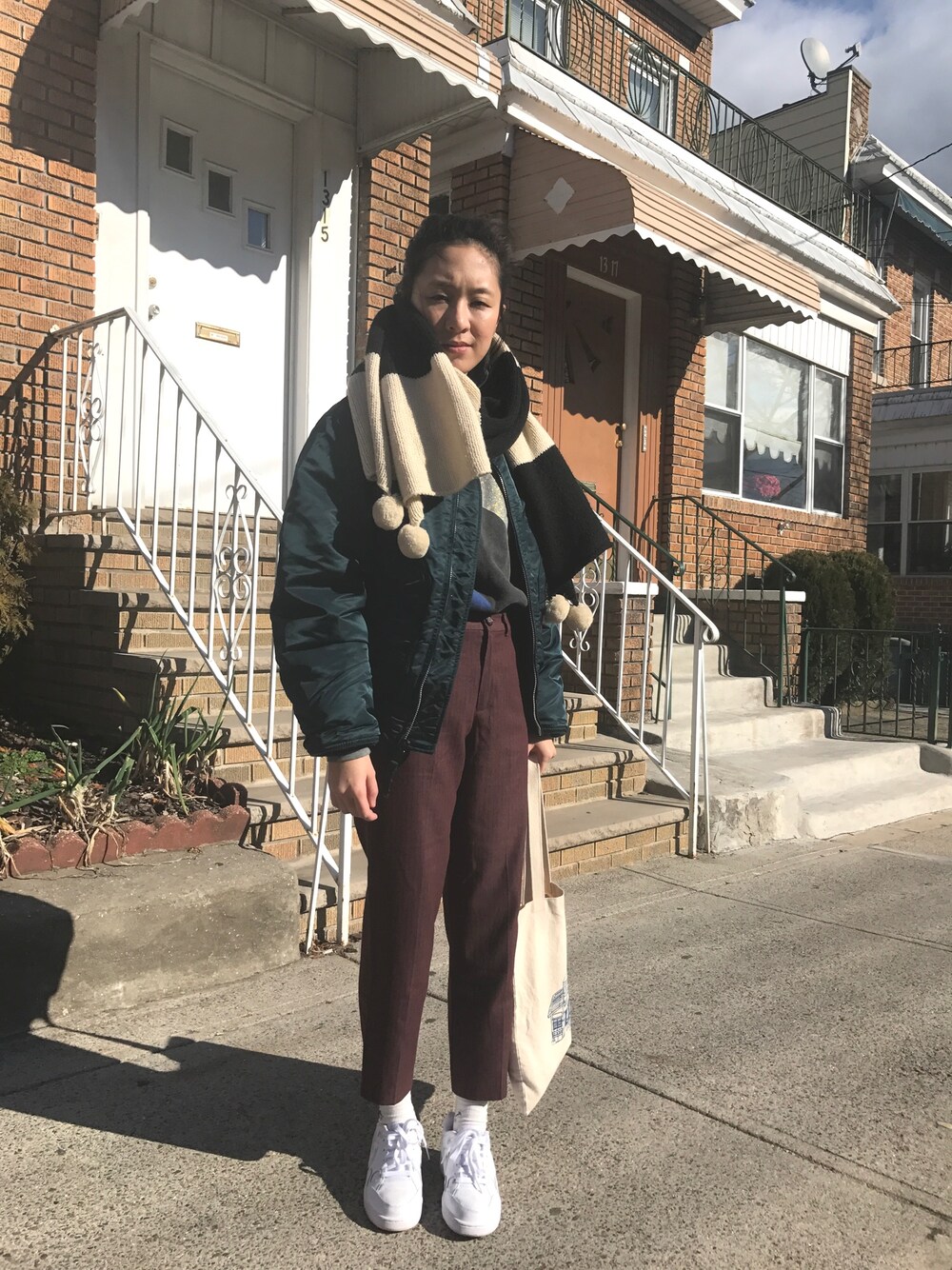「scarf、outfit、bomberjacket、winter wearing、casual、ootd、sweatshirt、NYC」｜「ZARAのアイテム（その他パンツ、レッド系）」を使った、useecaraさん（レディース・163cm）の冬コーディネートの1枚目の写真