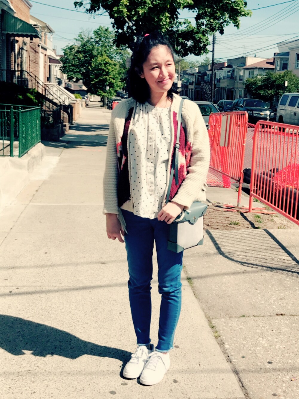 「NIKE、ootd、sneakers、airforce1、skinny jeans、maternity、blouse、bow、spring、NYC」｜「OTHER BRANDのアイテム（トップス、ホワイト系）」を使った、useecaraさん（レディース・163cm）の春コーディネートの1枚目の写真