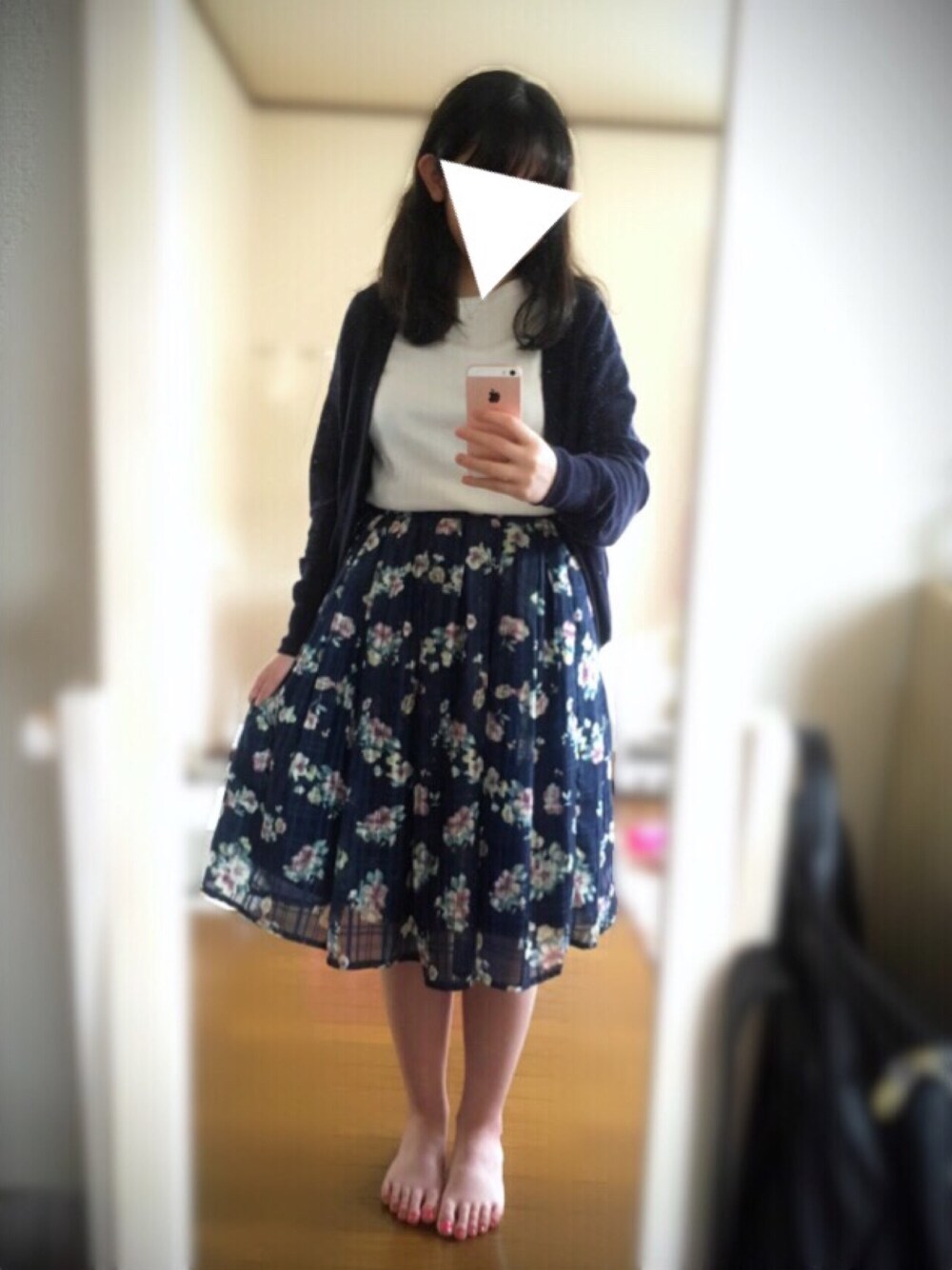 「カーディガン、花柄、花柄スカート、UNIQLO、INDEX、tiptop」｜「UNIQLOのリブボートネックT（5分袖）（Tシャツ/カットソー、ホワイト系）」を使った、Emi Suzuki ✿さん（レディース・155cm）の夏コーディネートの1枚目の写真