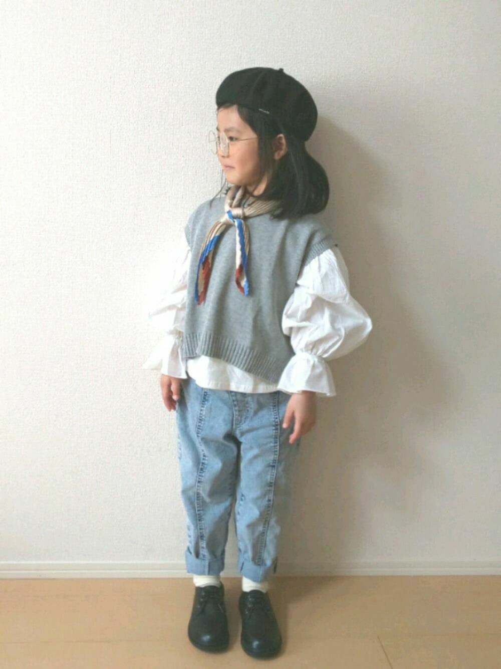 「春コーデ、女の子、キッズコーデ、5歳、ベレー帽、GU、グローバルワーク(GLOBAL WORK)、おしゃれさんと繋がりたい、プチプラコーデ、デニムパンツ」｜「GLOBAL WORKの【キッズ】洗えるニットベストツキプルオーバー/845645（ニット/セーター、グレー系）」を使った、JURI***さん（キッズ・100cm）の冬コーディネートの1枚目の写真