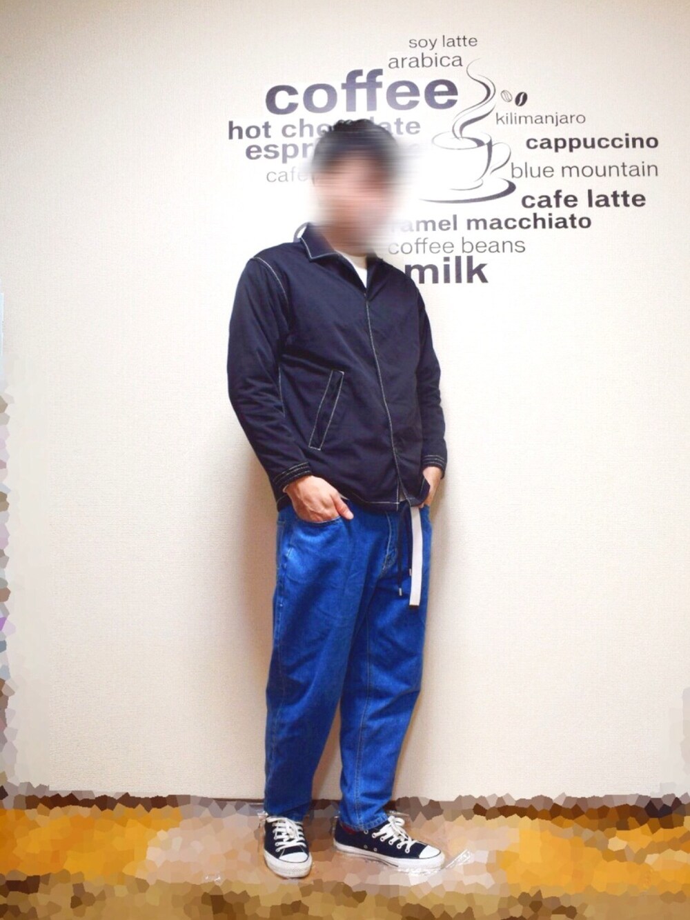 ブラック系のブルゾン、ブルー系のデニムパンツ、ホワイト系のスニーカーを着用したメンズの秋コーディネートの1枚目の写真