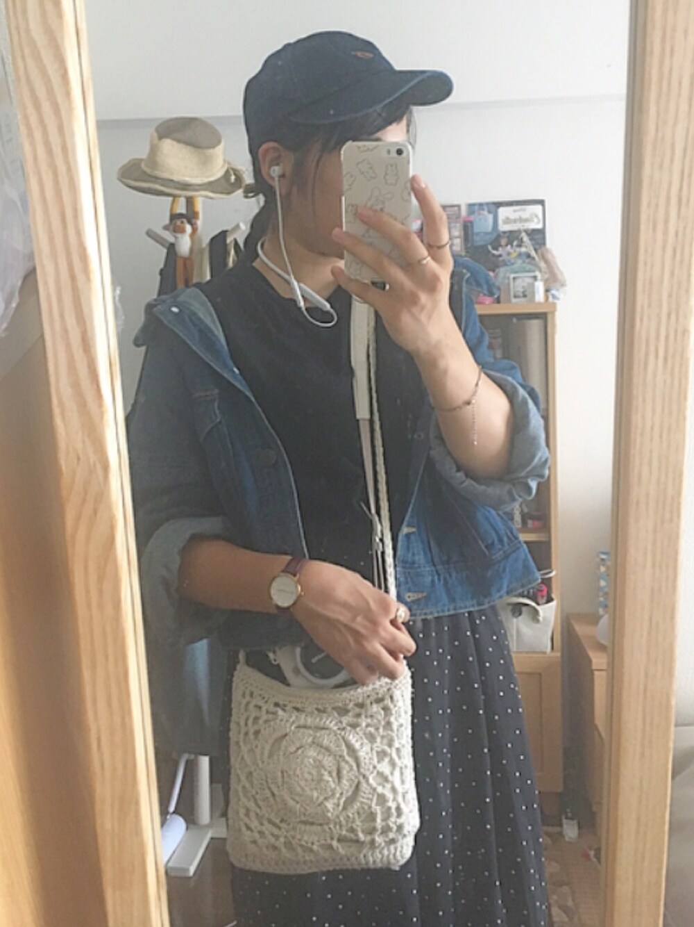 ブルー系のデニムジャケット、ブルー系のその他パンツ、ホワイト系のショルダーバッグを着用したレディースの夏コーディネートの1枚目の写真