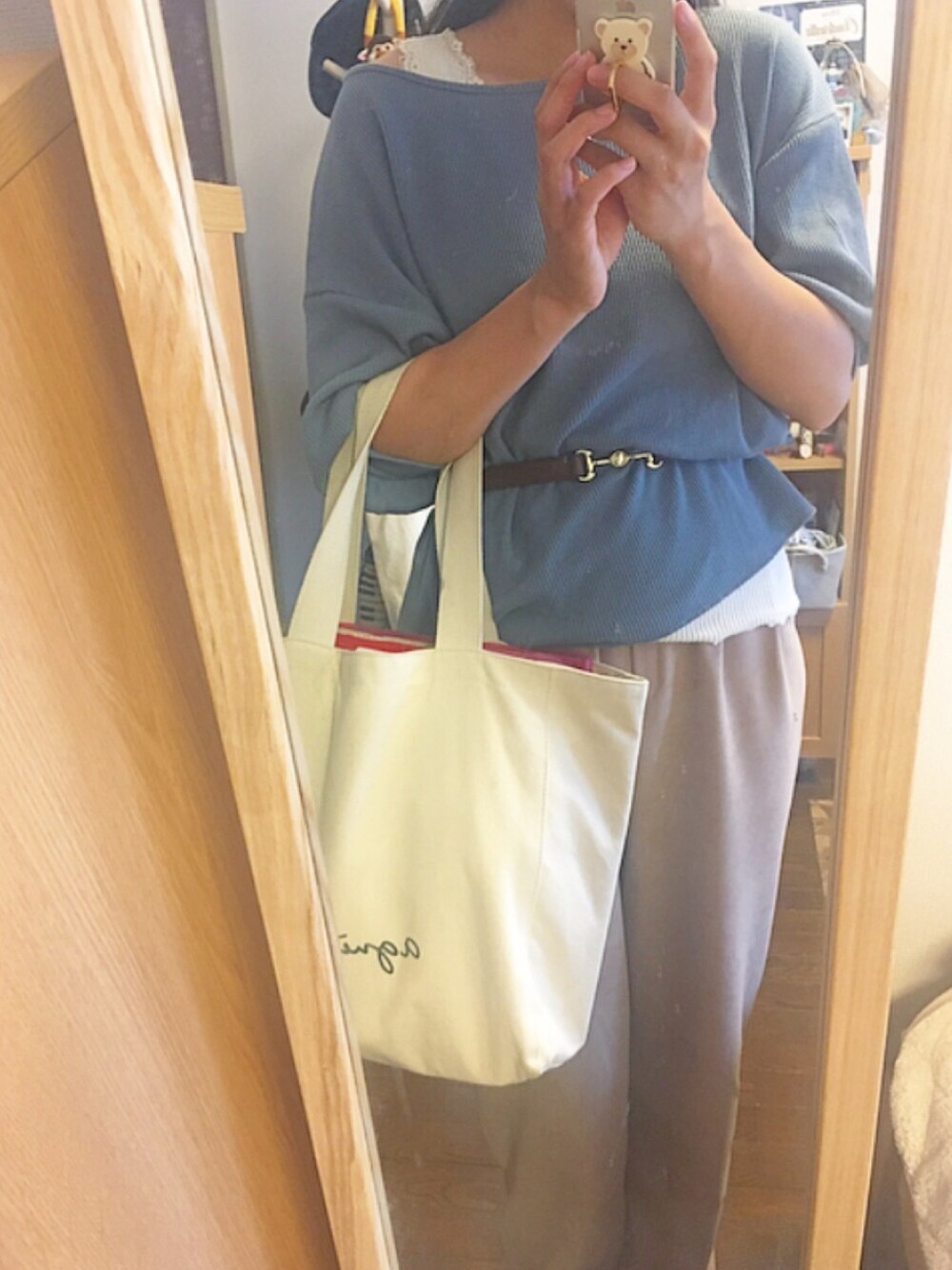 ブルー系のTシャツ/カットソー、ホワイト系のタンクトップ、ベージュ系のその他パンツを着用したレディースの秋コーディネートの1枚目の写真