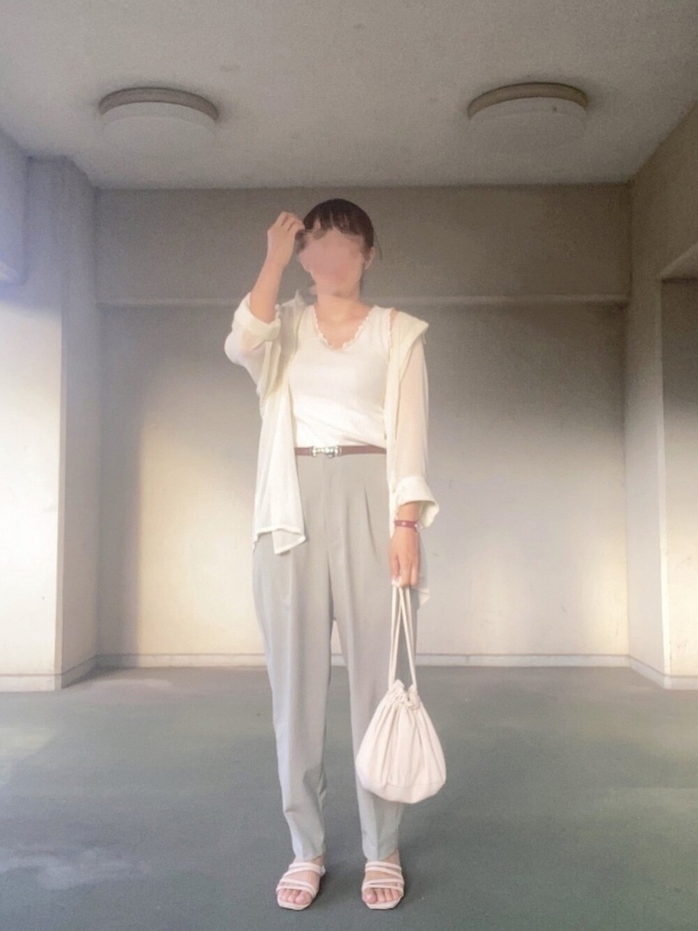 ホワイト系のタンクトップ、ホワイト系のシャツ/ブラウス、グリーン系のパンツを着用したレディースの夏コーディネートの1枚目の写真