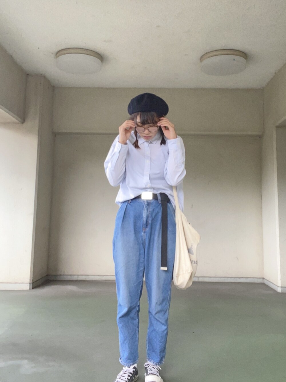 ブルー系のシャツ/ブラウス、ブルー系のデニムパンツ、ホワイト系のトートバッグを着用したレディースの秋コーディネートの1枚目の写真