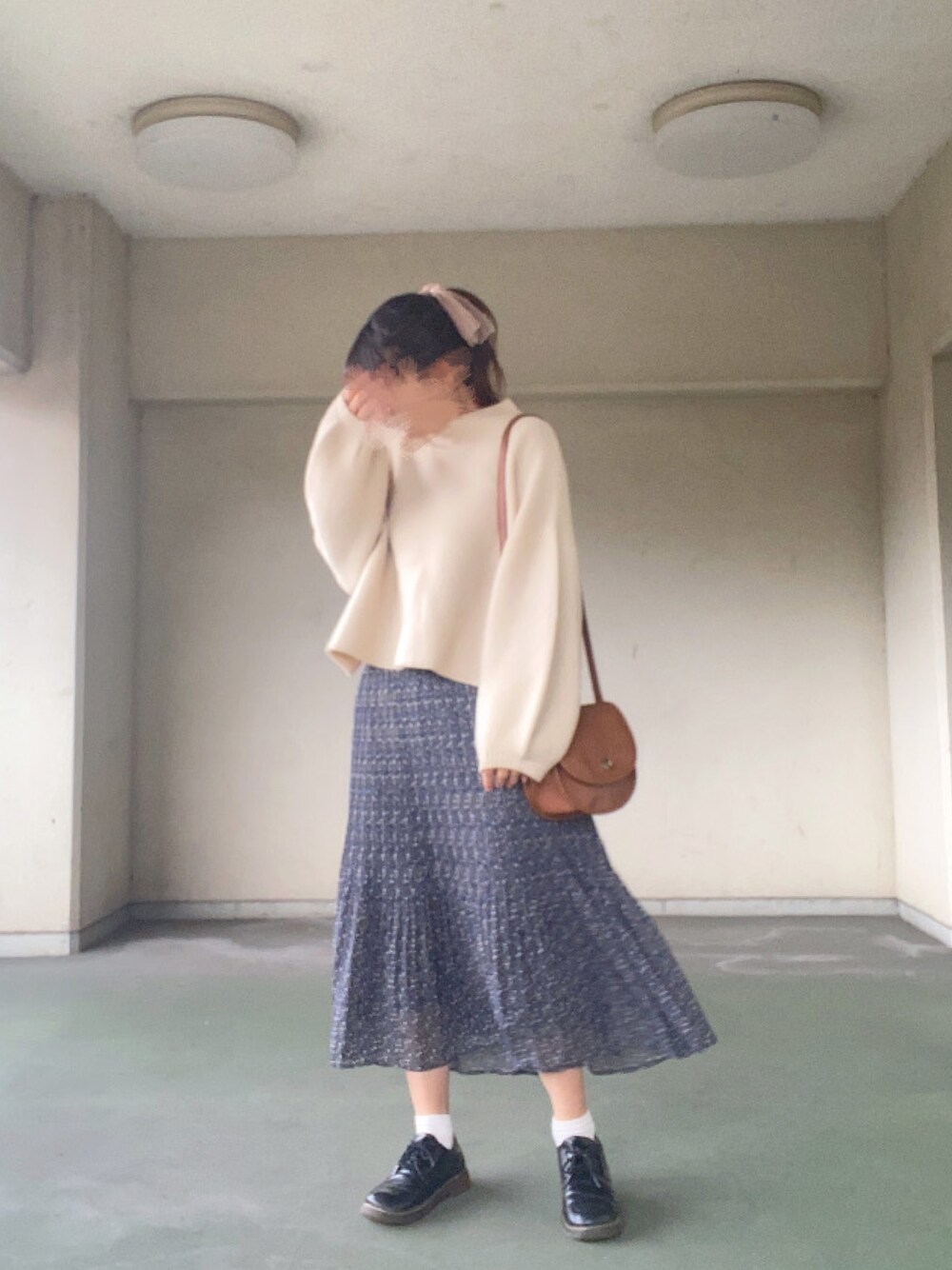 「merlot、ニット、ehka sopo、花柄スカート、冬コーデ、マーチン、シンプル、まるちゃんコラボ、プチプラコーデ」｜「MERLOTのハイネックバルーンスリーブニットトップス1000（ニット/セーター、ホワイト系）」を使った、ｅｍａ ¨̮ さん（レディース・160cm）の冬コーディネートの1枚目の写真