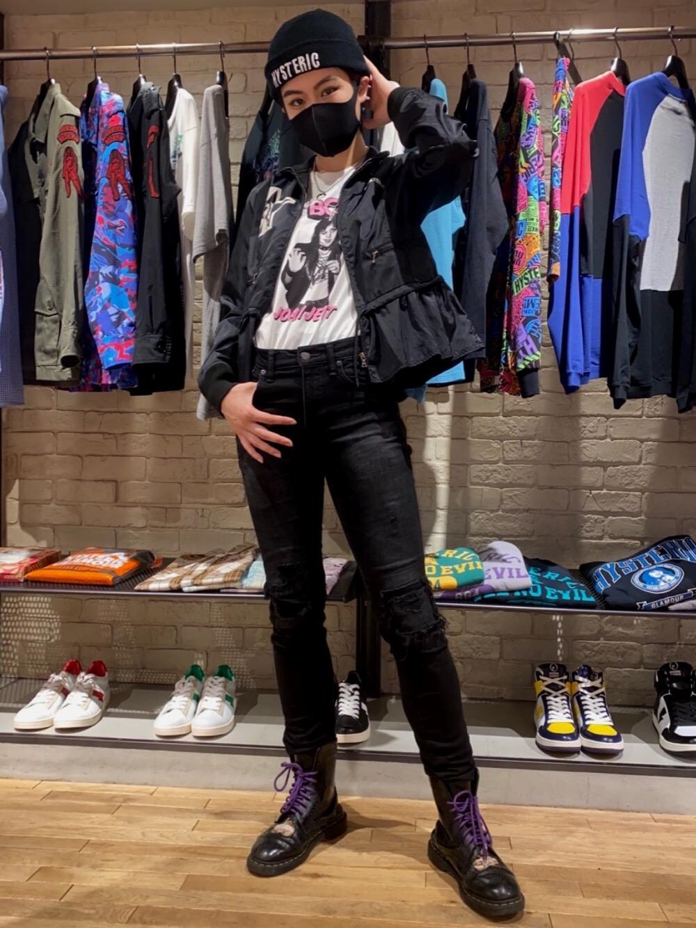 「Tシャツ、コラボレーション、Hysteric Glamour、ヒステリックグラマー、ロックコーデ、グランジコーデ」｜「HYSTERIC GLAMOURのSTAR WOMANスタンドカラージャケット（ナイロンジャケット、ブラック系）」を使った、omen6さん（レディース・170cm）の秋コーディネートの1枚目の写真