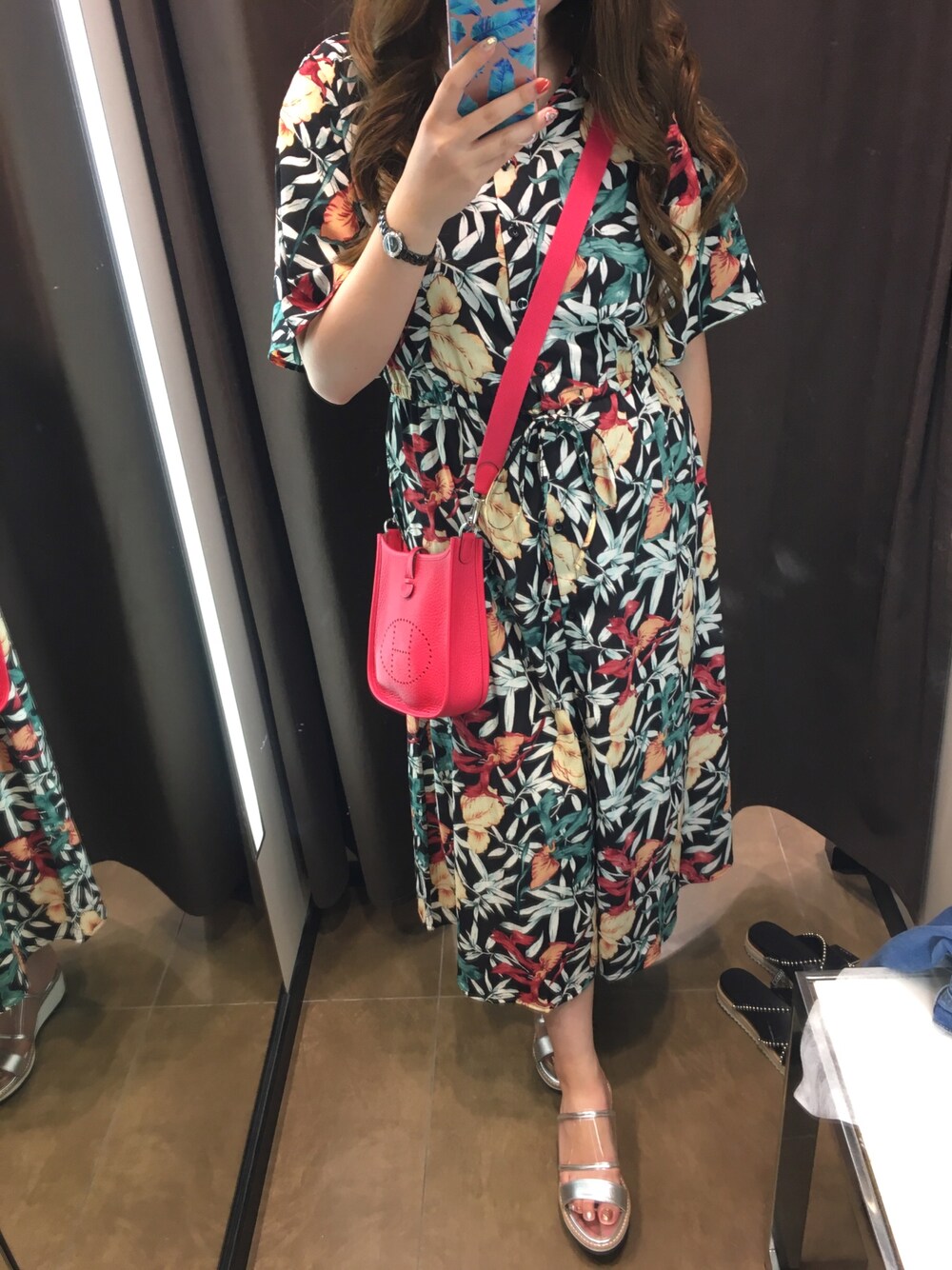 「夏、シャツワンピ、シャツワンピース、トロピカル、海、クリアサンダル、花柄ワンピース、お買い物、シルバーサンダル、おしゃれさんと繋がりたい」｜「HERMESのアイテム（ショルダーバッグ、ピンク系）」を使った、riko.12さん（レディース・157cm）の夏コーディネートの1枚目の写真