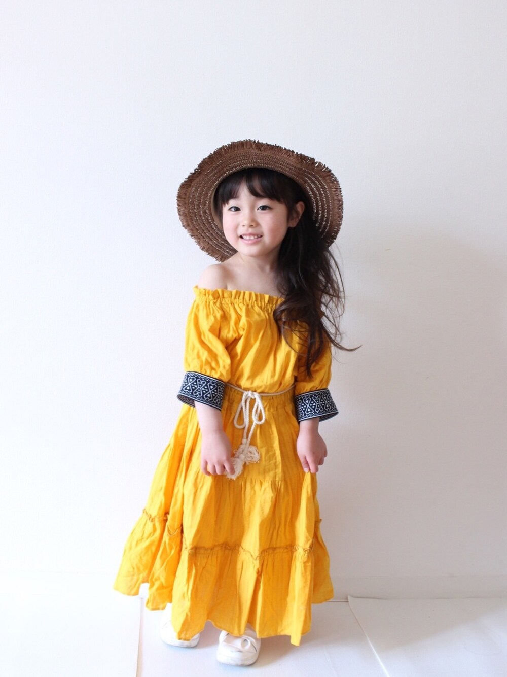「ワンピース、オールオルン、マキシ丈ワンピース、オフショル、キッズコーデ、キッズファッション、女の子、夏コーデ、春コーデ」｜「allolun.のティアードワンピース（ワンピース、イエロー系）」を使った、こまさん（キッズ・90cm）の春コーディネートの1枚目の写真