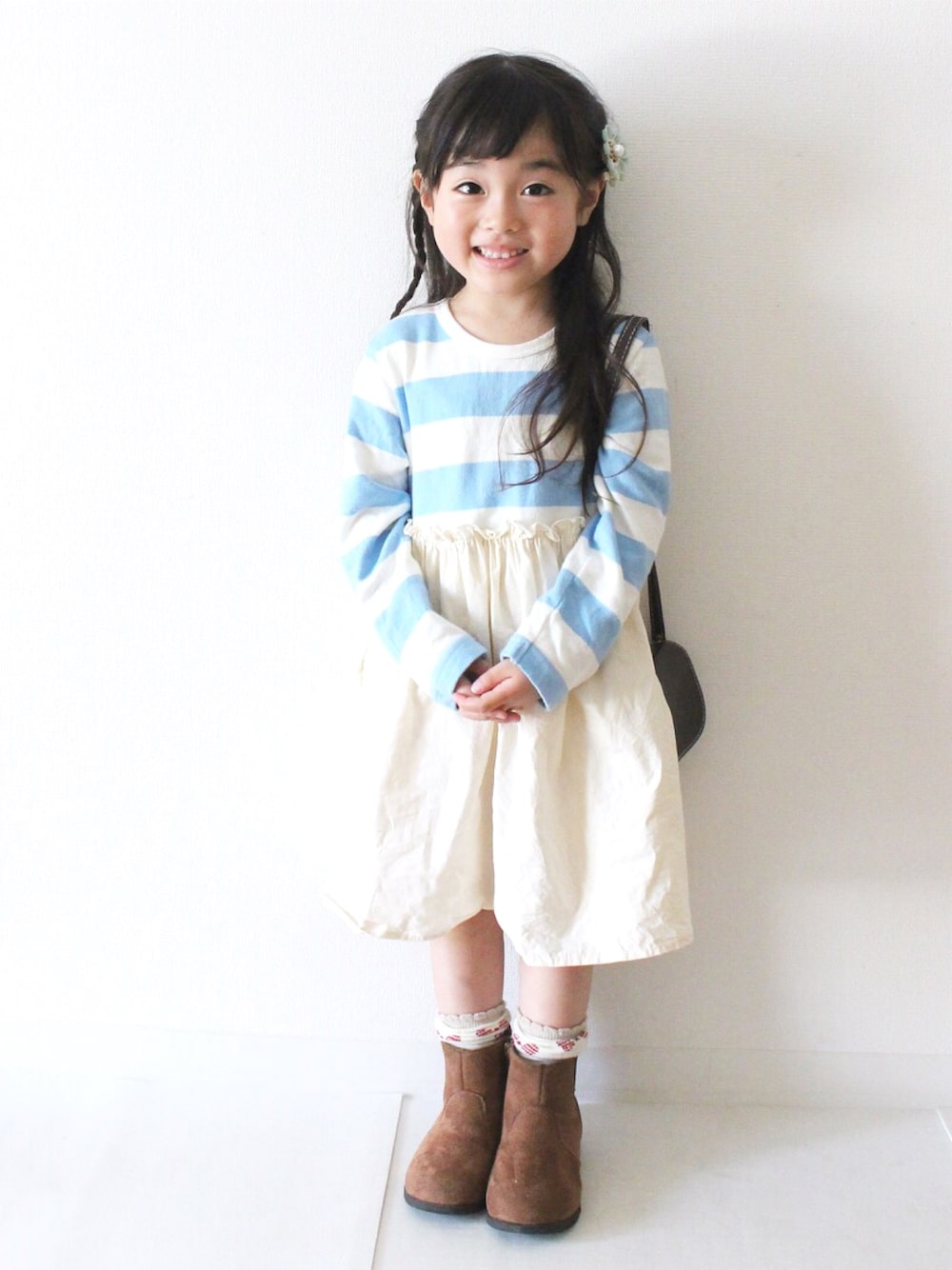 「ボーダー、ワンピース、春コーデ、マリンコーデ、女の子コーデ、キッズコーデ」｜「studio miniのアイテム（ワンピース、ブルー系）」を使った、こまさん（キッズ・90cm）の春コーディネートの1枚目の写真