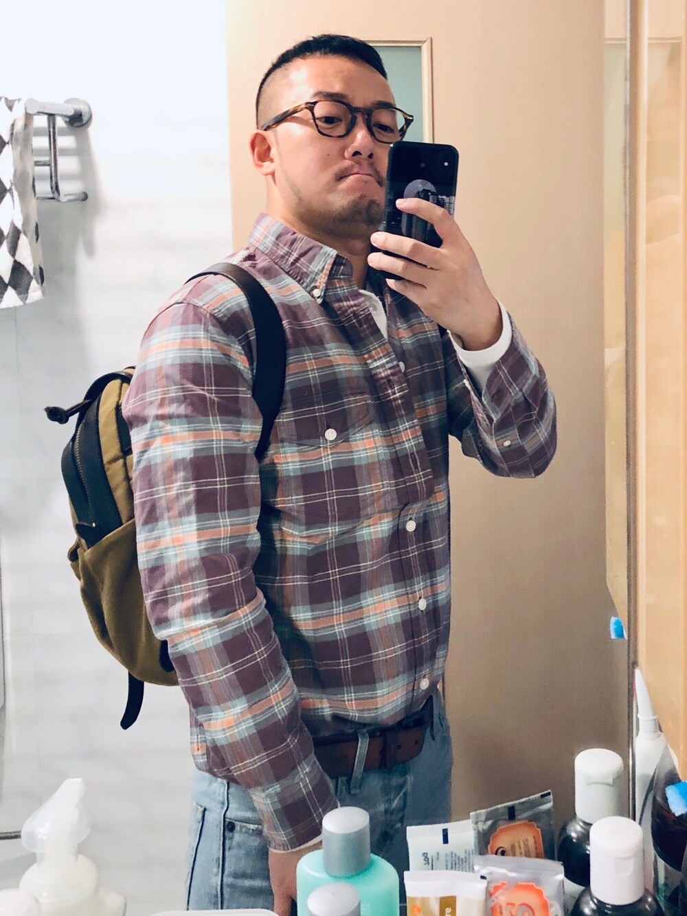 「Abercrombie&Fitchのアイテム（シャツ/ブラウス、パープル系）」を使った、蛋妮🐷さん（メンズ・175cm）の春コーディネートの1枚目の写真