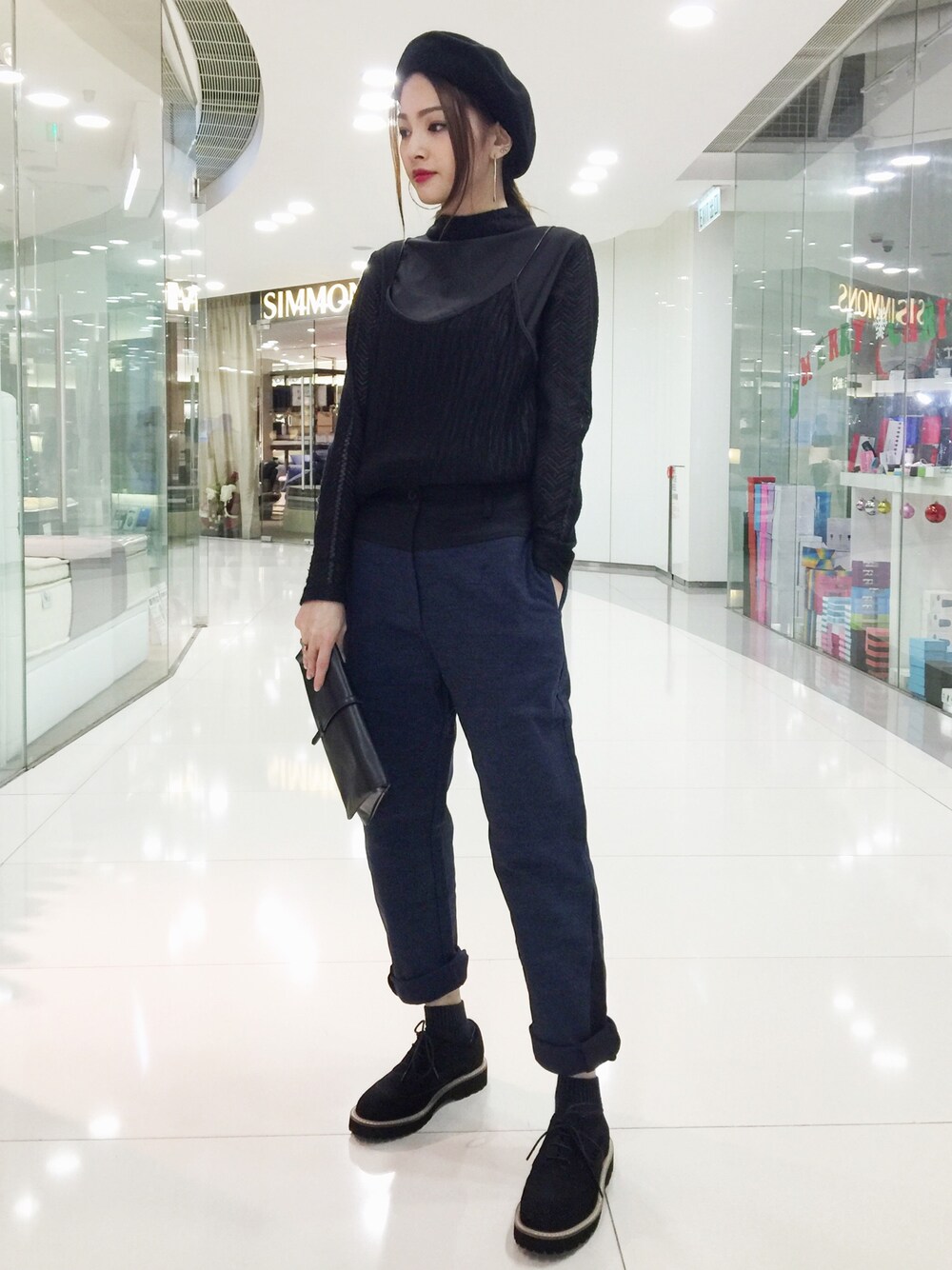 「vintage、black、outfit」｜「ROCOCOのアイテム（トップス、ブラック系）」を使った、Enidlamさん（レディース・155cm）の冬コーディネートの1枚目の写真