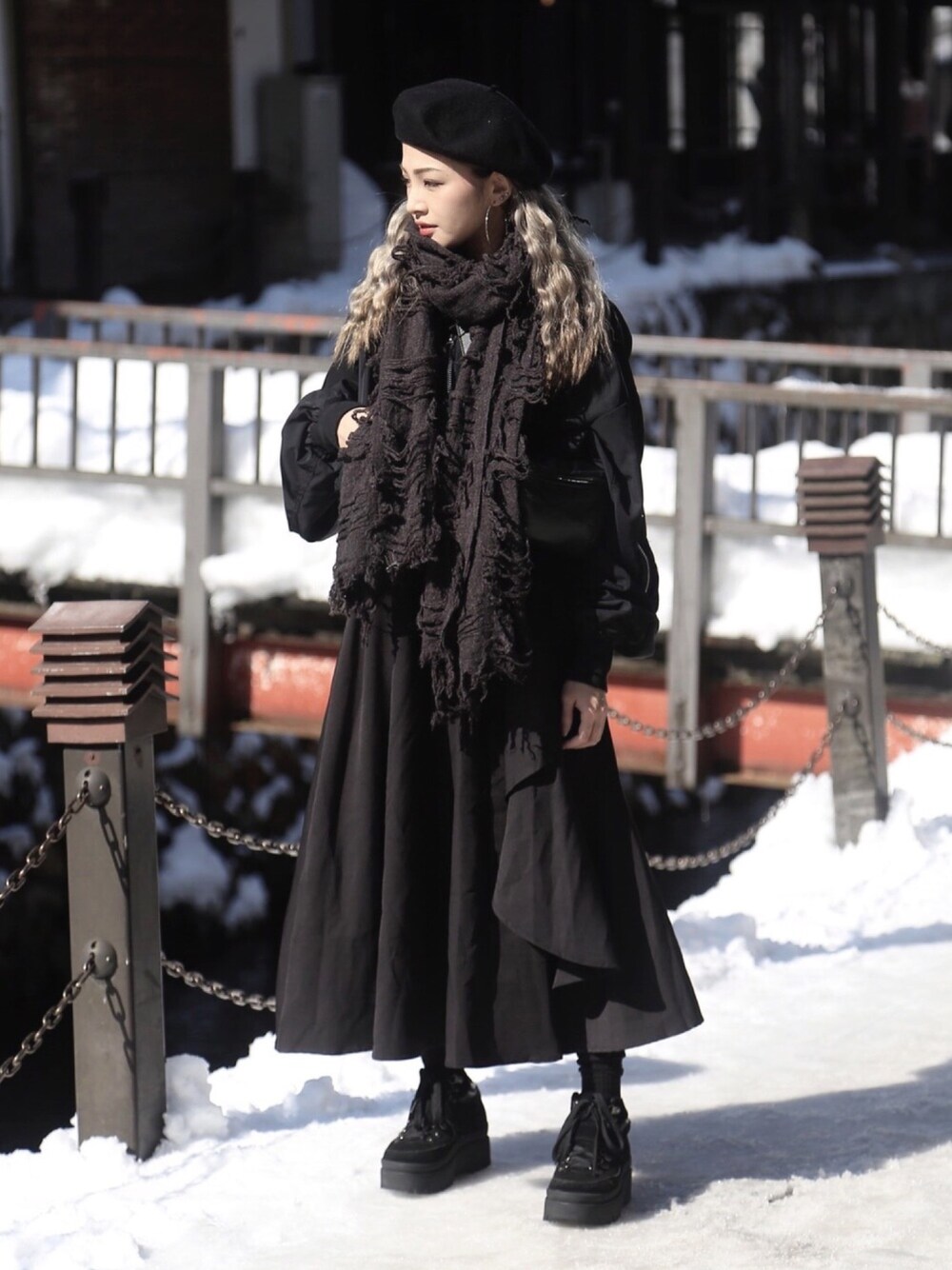 「ALLBLACK」｜「TOPSHOPのアイテム（帽子、ブラック系）」を使った、Enidlamさん（レディース・155cm）の春コーディネートの1枚目の写真