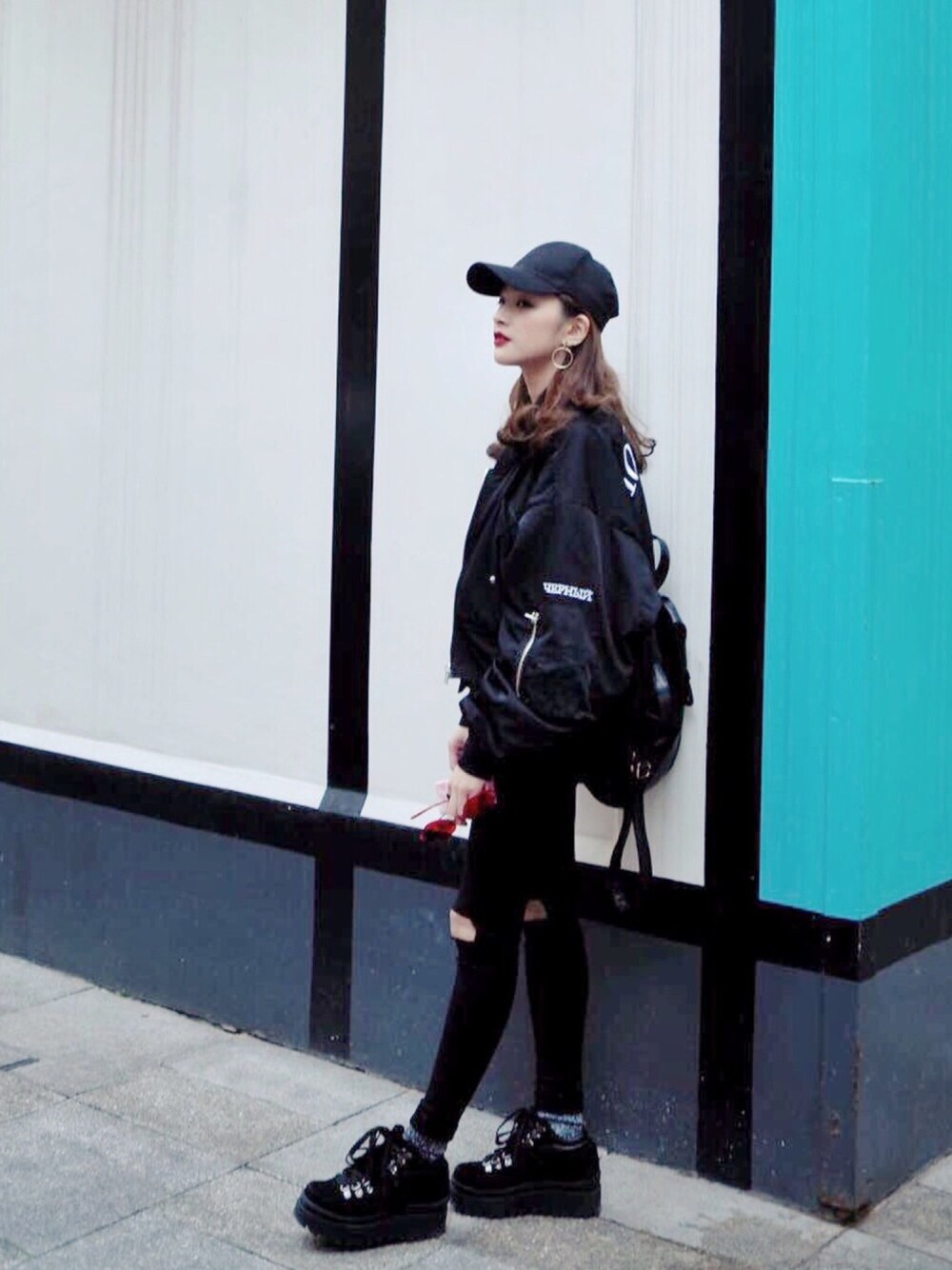 「CAP、jacket 、ALLBLACK」｜「TOPSHOPのアイテム（キャップ、ブラック系）」を使った、Enidlamさん（レディース・155cm）の春コーディネートの1枚目の写真