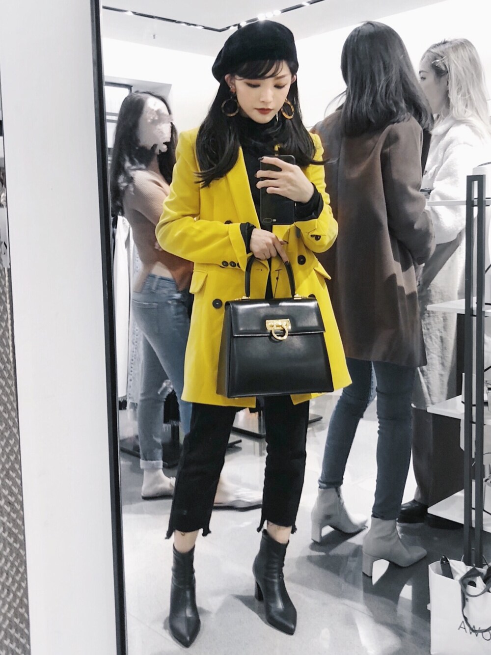 「FERRAGAMOのアイテム（ハンドバッグ、ブラック系）」を使った、Enidlamさん（レディース・155cm）の春コーディネートの1枚目の写真