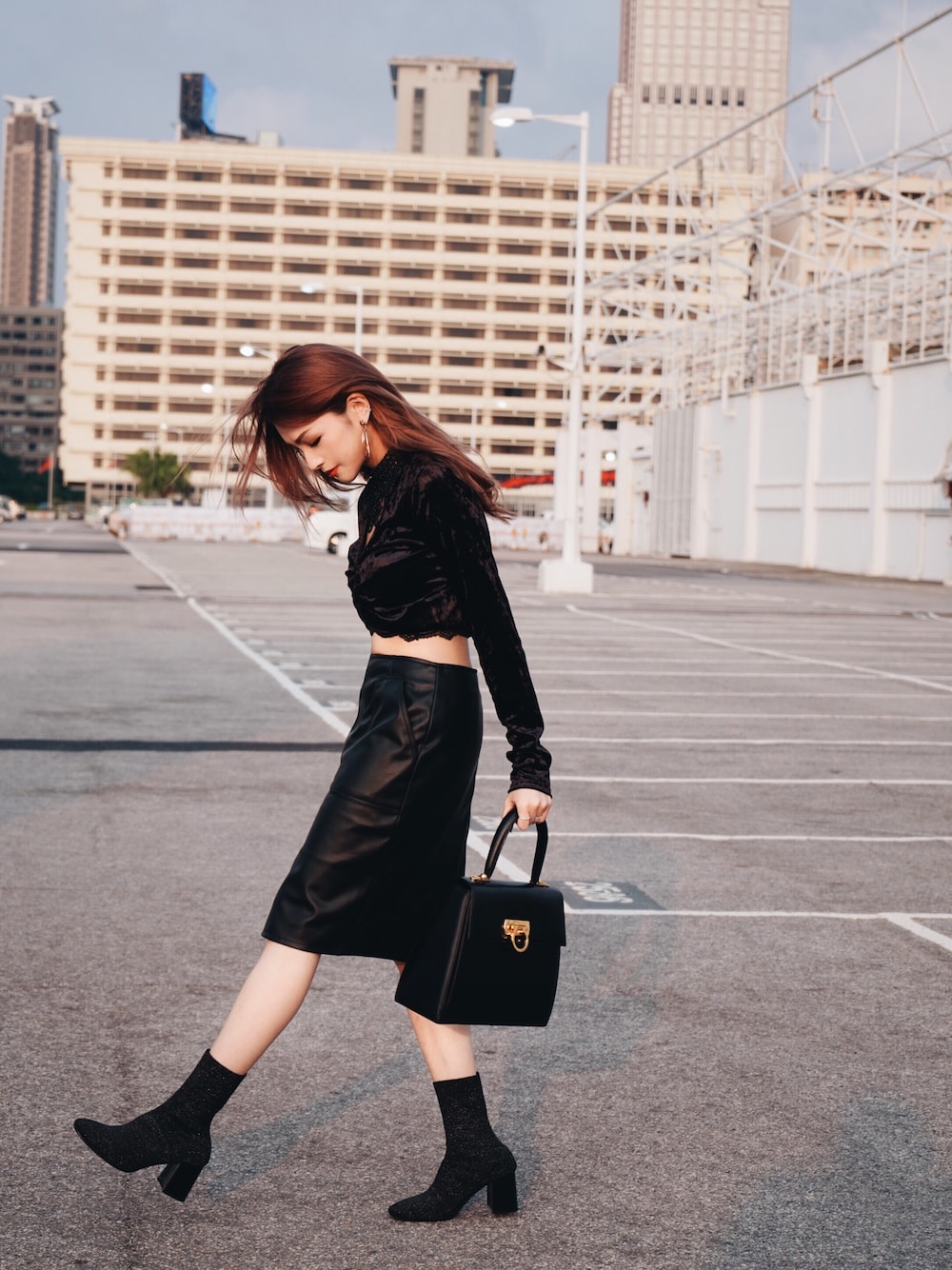 「FERRAGAMOのアイテム（バッグ、ブラック系）」を使った、Enidlamさん（レディース・155cm）の春コーディネートの1枚目の写真
