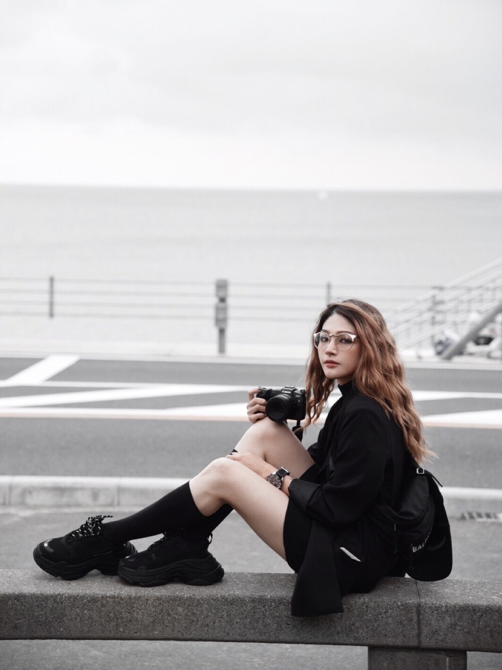 「ALL BLACK、autumn」｜「BALENCIAGAのアイテム（スニーカー、ブラック系）」を使った、Enidlamさん（レディース・155cm）の秋コーディネートの1枚目の写真