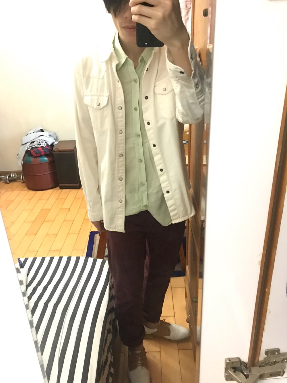 「GUのアイテム（デニムジャケット、ホワイト系）」を使った、Ph  Cさん（メンズ・171cm）の春コーディネートの1枚目の写真