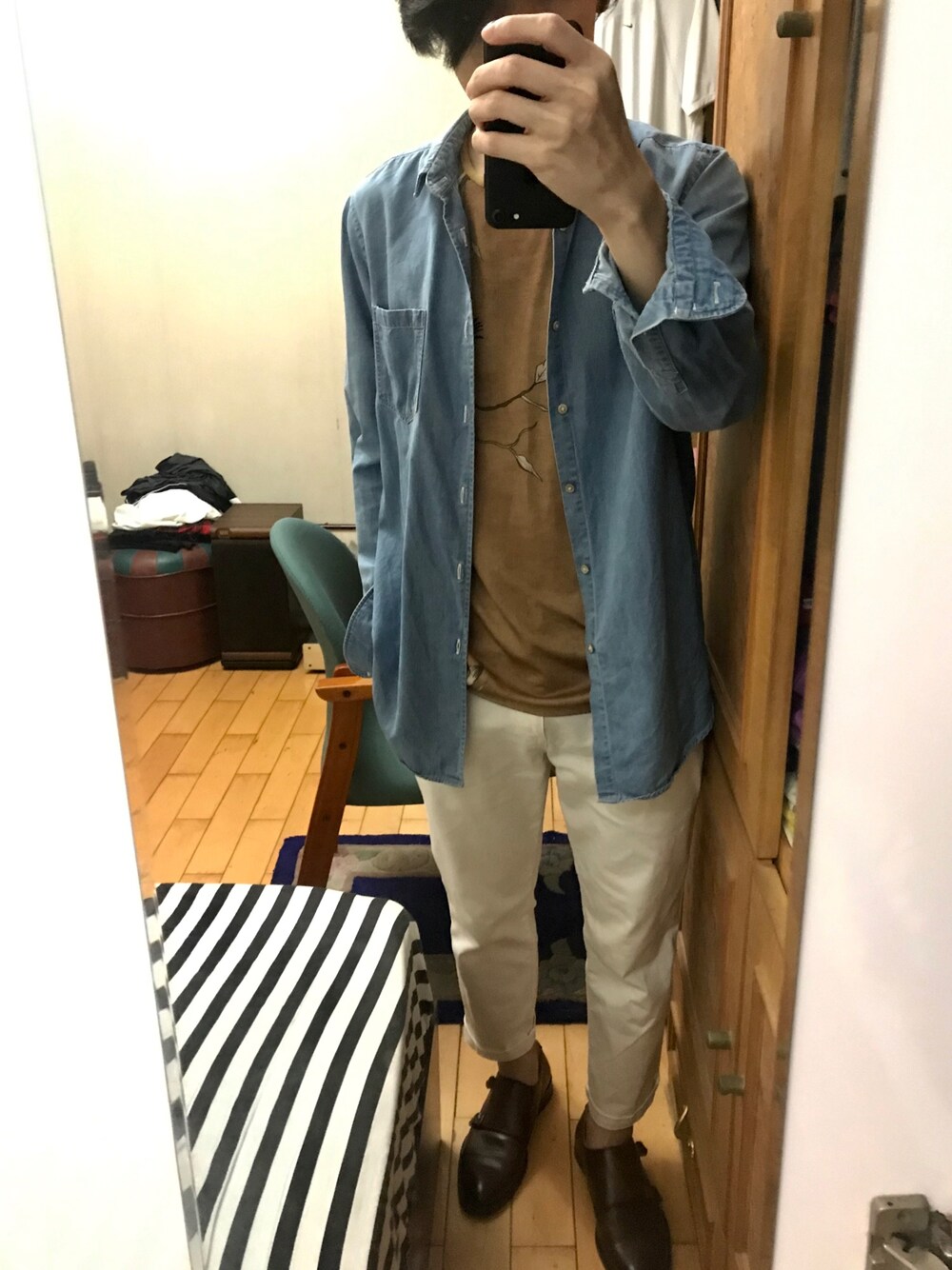「ZARAのアイテム（Tシャツ/カットソー、ゴールド系）」を使った、Ph  Cさん（メンズ・171cm）の春コーディネートの1枚目の写真