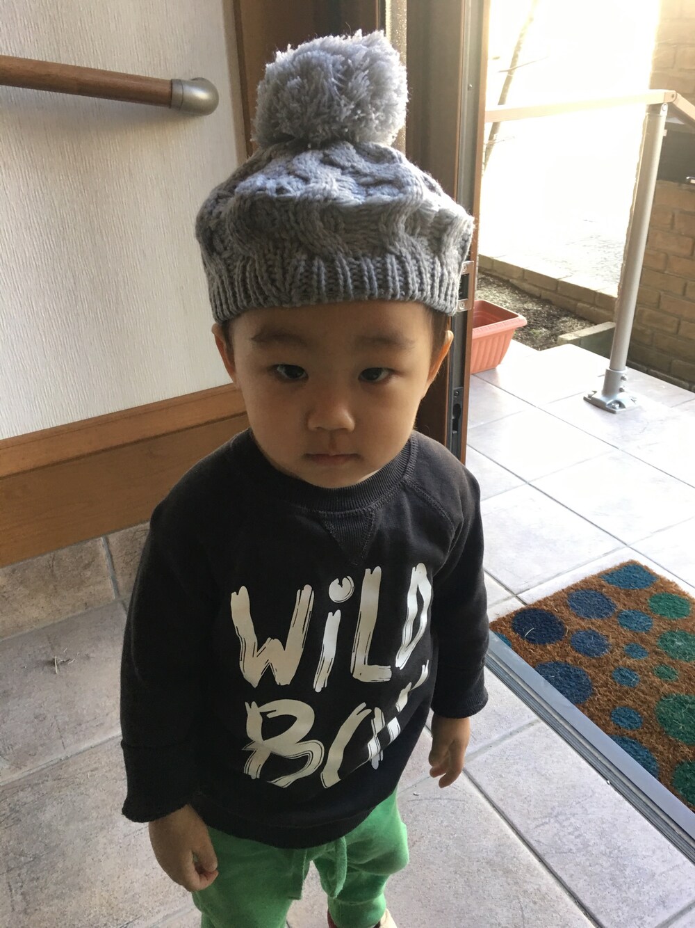 「自宅」｜「H&Mのアイテム（スウェット、ブラック系）」を使った、aさん（キッズ・90cm）の冬コーディネートの1枚目の写真