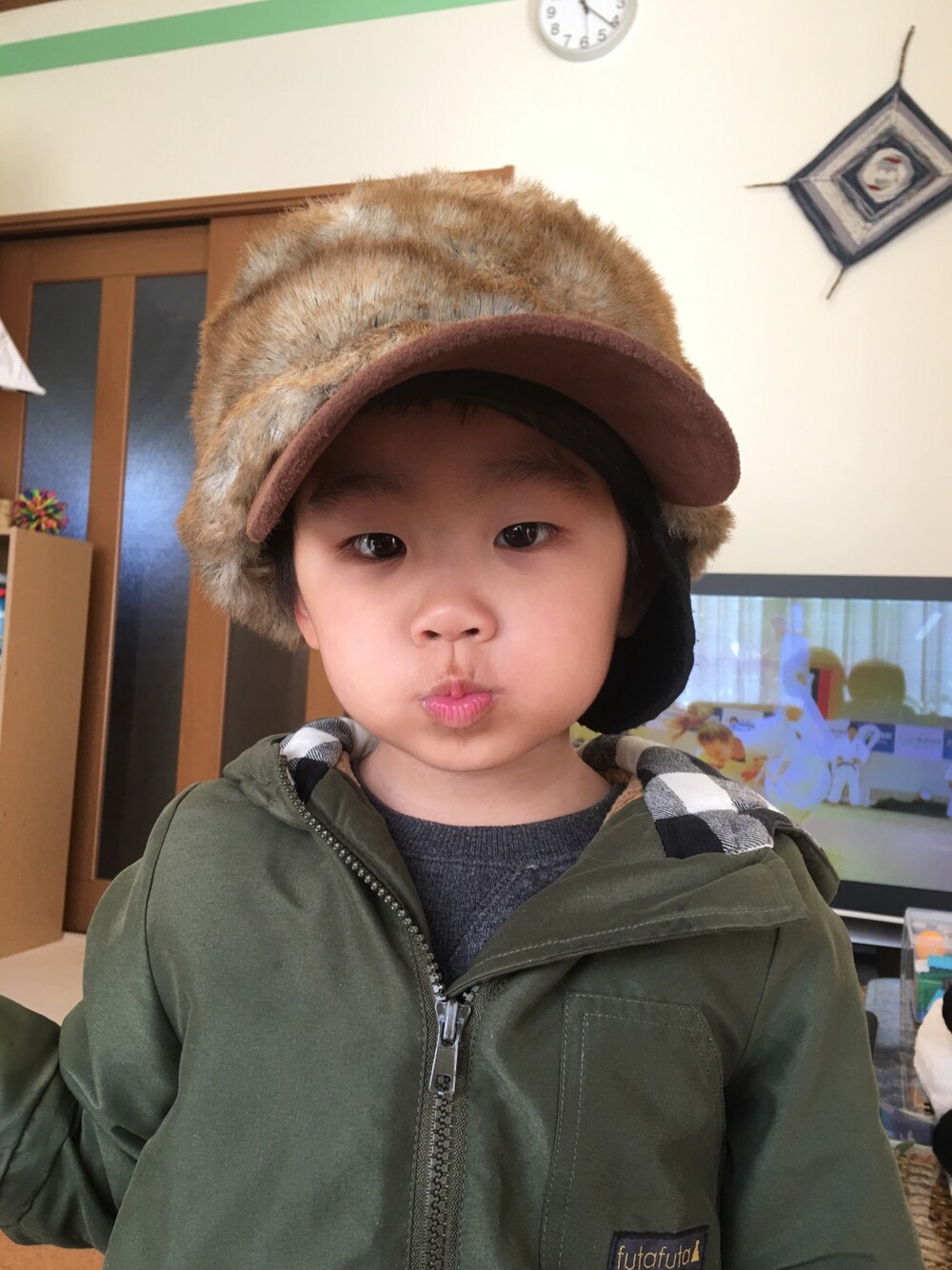 「ママの帽子のアイテム（キャップ、ブラウン系）」を使った、aさん（キッズ・100cm）の冬コーディネートの1枚目の写真