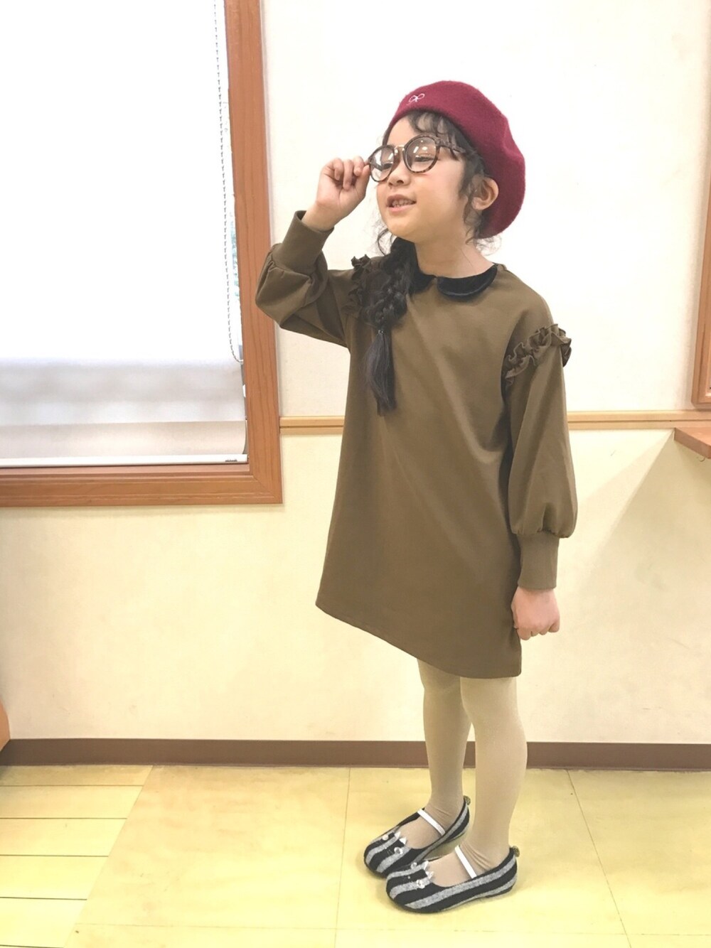 「キッズコーデ、アプレキッズ、女の子コーデ、秋コーデ、メガネ女子、ベレー帽×メガネ、ベレー帽アレンジ、ワンピース、キッズヘアアレンジ、クルリン前髪」｜「apres les coursの袖バルーンワンピース（ワンピース、ブラウン系）」を使った、COCOさん（キッズ・120cm）の秋コーディネートの1枚目の写真