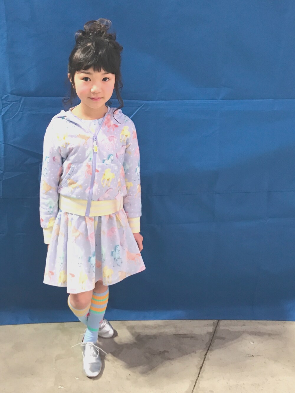 「キッズファッション、fafa、女の子コーデ、ラインソックス、おだんごヘアー、女の子」｜「fafaのGABBIE | ワンピース（ワンピース、パープル系）」を使った、COCOさん（キッズ・123cm）の冬コーディネートの1枚目の写真