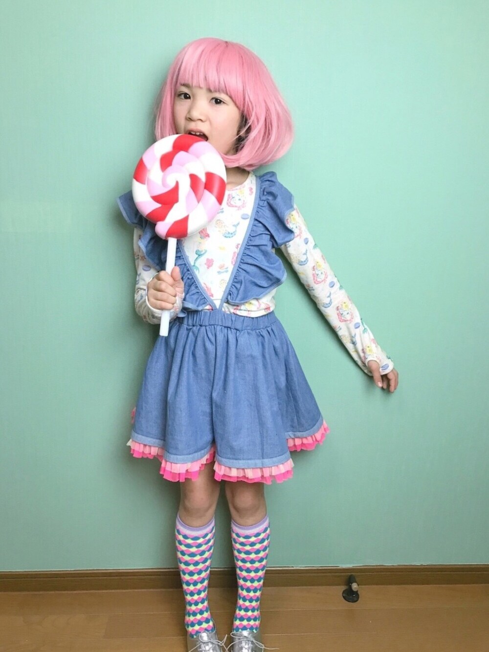 「fafaコーデ、キッズコーデ、kids、おんなのこ、ウィッグ、ボブ、キッズファッション、ハロウィンコーデ、wearhalloween2018」｜「fafaのアイテム（Tシャツ/カットソー、ホワイト系）」を使った、COCOさん（キッズ・127cm）の秋コーディネートの1枚目の写真