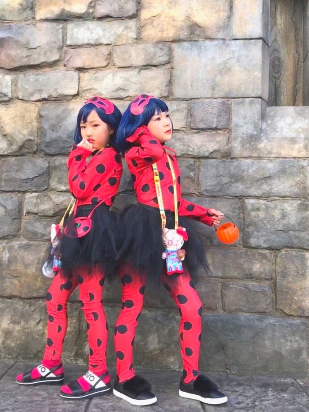 「ハロウィン、ハロウィンコーデ、ミラキュラスレディバグ、双子コーデ、キッズコーデ、ユニバ、ユニバコーデ、USJ、kids、wearhalloween2018」｜「GUのアイテム（スニーカー、ブラック系）」を使った、COCOさん（キッズ・127cm）の秋コーディネートの1枚目の写真
