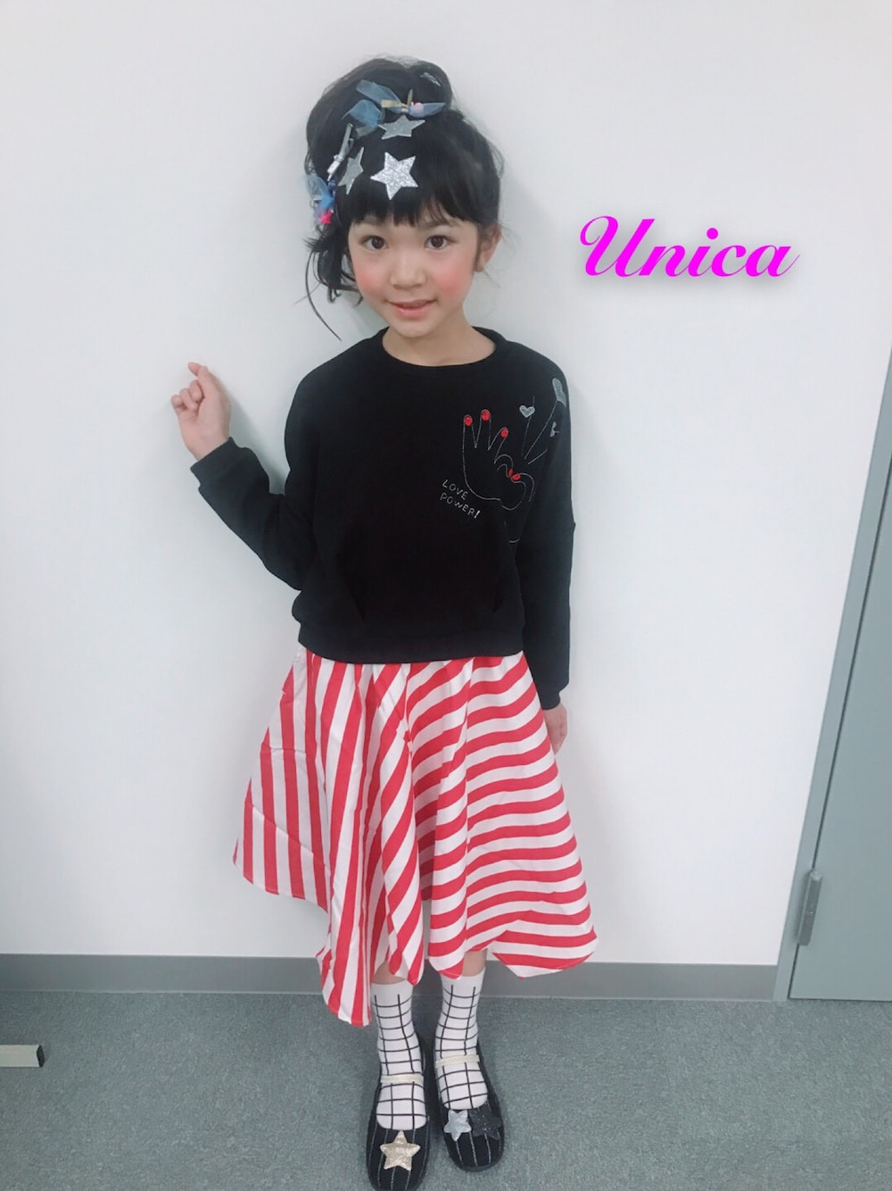 「ユニカコーデ、キッズファッション、キッズコーデ、女の子、キッズ、ユニカ」｜「unicaのアイテム（スウェット、ブラック系）」を使った、COCOさん（キッズ・128cm）の秋コーディネートの1枚目の写真
