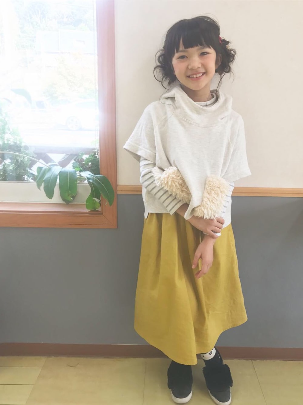 「ユニカ、キッズコーデ、キッズヘアアレンジ、ひつじヘア、ツインお団子、キッズ、女の子コーデ」｜「meltのアイテム（パーカー、ホワイト系）」を使った、COCOさん（キッズ・128cm）の秋コーディネートの1枚目の写真