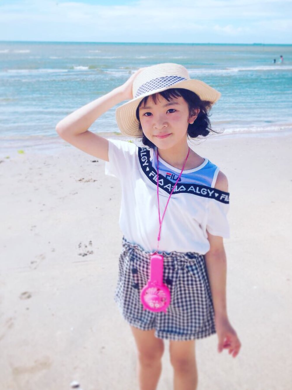 「夏コーデ、海コーデ、デートコーデ、キッズファッション、女の子、kids、麦わら帽子」｜「algyのアイテム（Tシャツ/カットソー、ホワイト系）」を使った、COCOさん（キッズ・133cm）の夏コーディネートの1枚目の写真