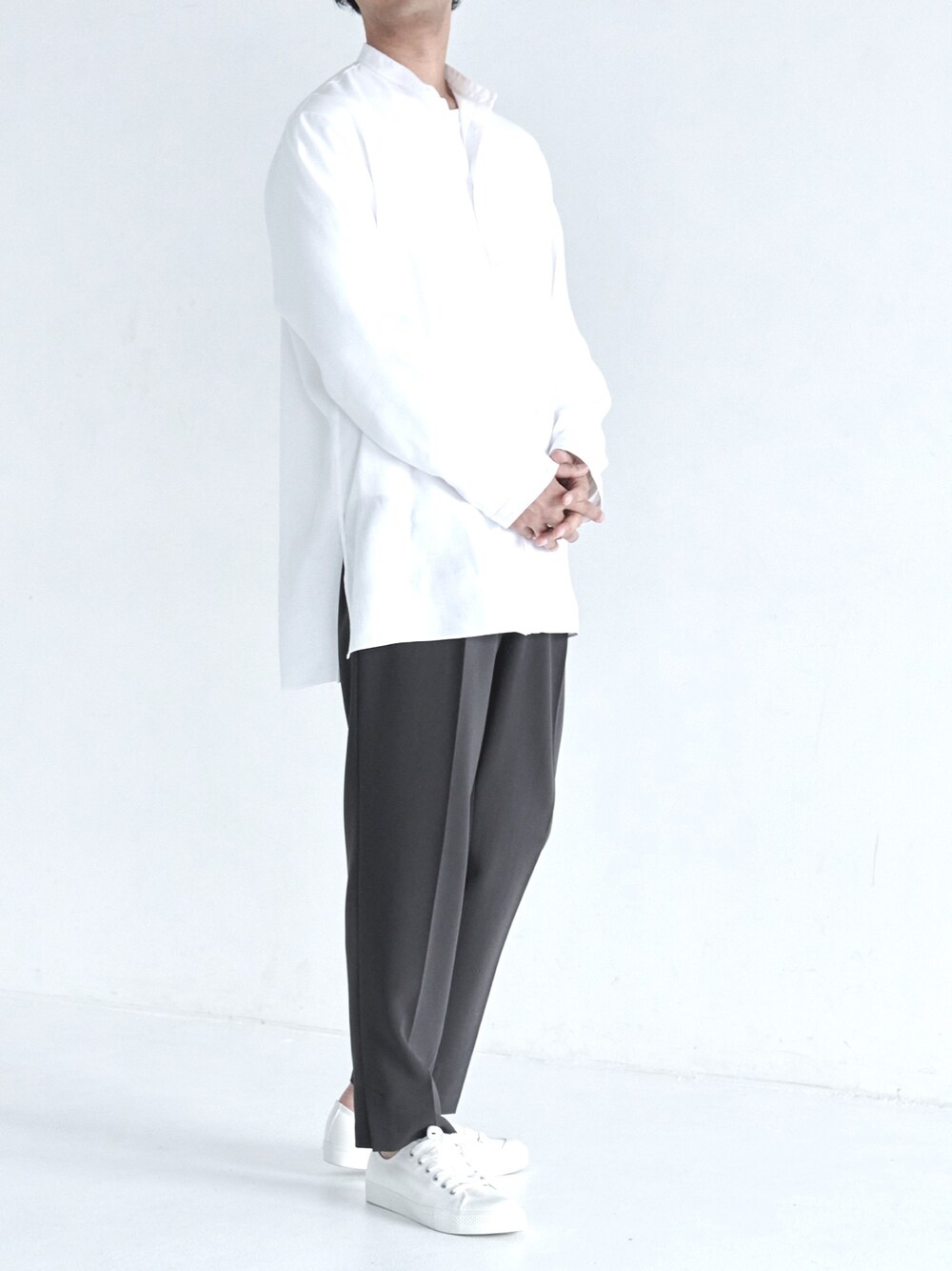 ブラック系のシャツ/ブラウス、ブラック系のスラックス、ホワイト系のその他を着用したメンズの冬コーディネートの1枚目の写真