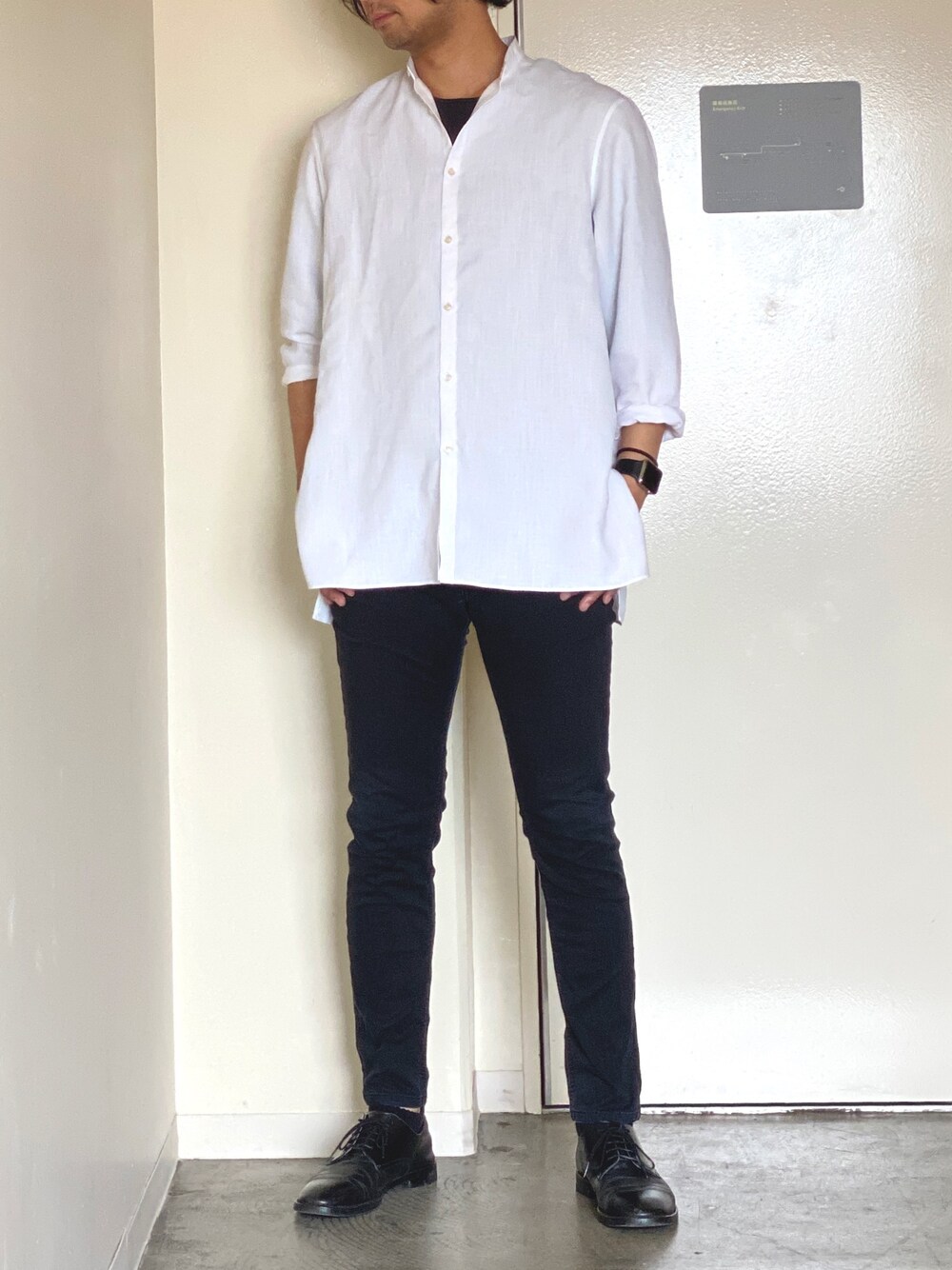 ブラック系のシャツ/ブラウス、ブラック系のデニムパンツ、ブラック系のドレスシューズを着用したメンズの春コーディネートの1枚目の写真