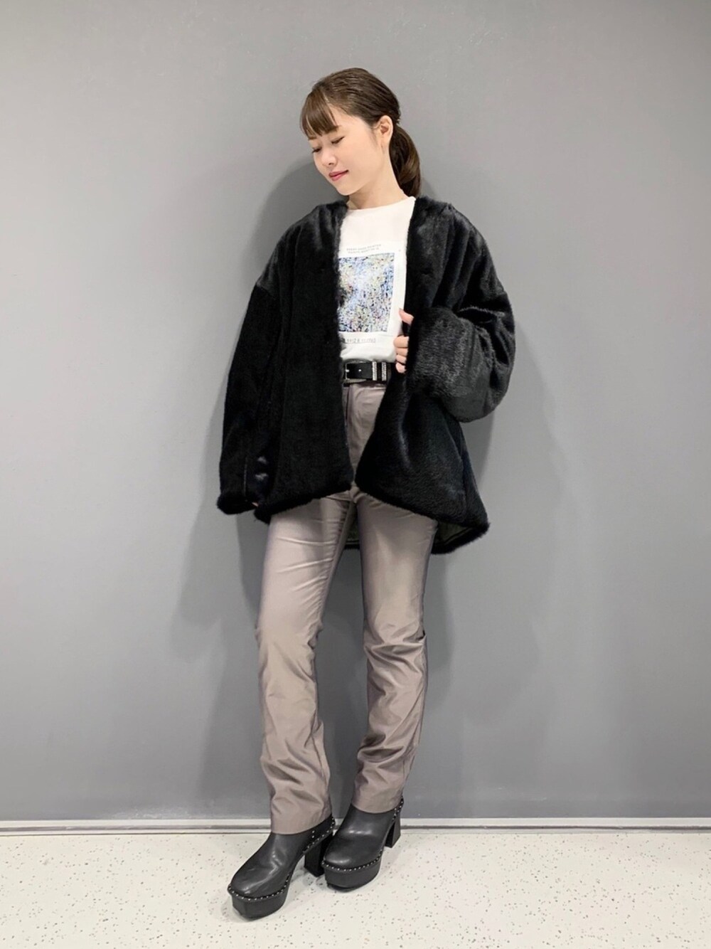 ブラック系のジャケット/アウター、ホワイト系のTシャツ/カットソー、ブラック系のブーツを着用したレディースの秋コーディネートの1枚目の写真