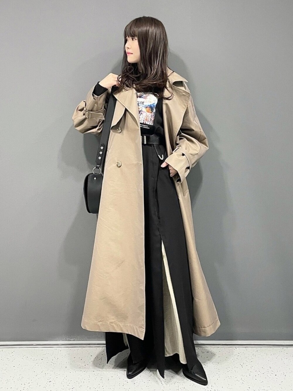 ブラック系のTシャツ/カットソー、ベージュ系のジャケット/アウター、ブラック系のその他パンツを着用したレディースの冬コーディネートの1枚目の写真