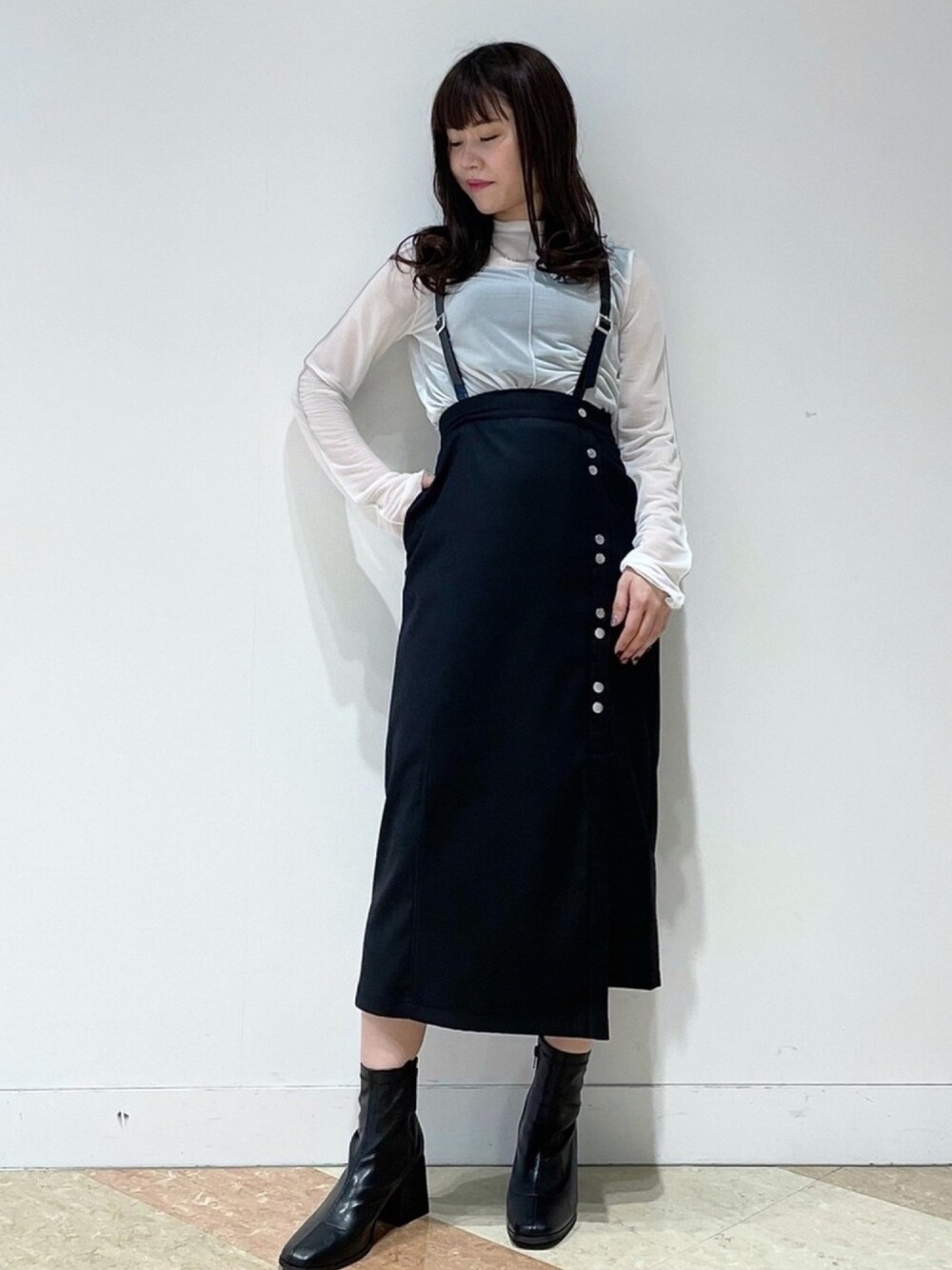 「PAGEBOY、休日スタイル、オトナカジュアル、シンプルコーデ、モノトーンコーデ、低身長、プチプラ、春、オトナ女子、ブラウス」｜「PAGEBOYのクロコサスナロースカート（スカート、ブラック系）」を使った、みはさん（レディース・155cm）の冬コーディネートの1枚目の写真