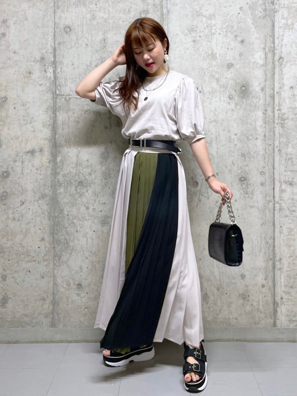 ベージュ系のTシャツ/カットソー、ブラック系のショルダーバッグ、ブラック系のスカートを着用したレディースの春コーディネートの1枚目の写真