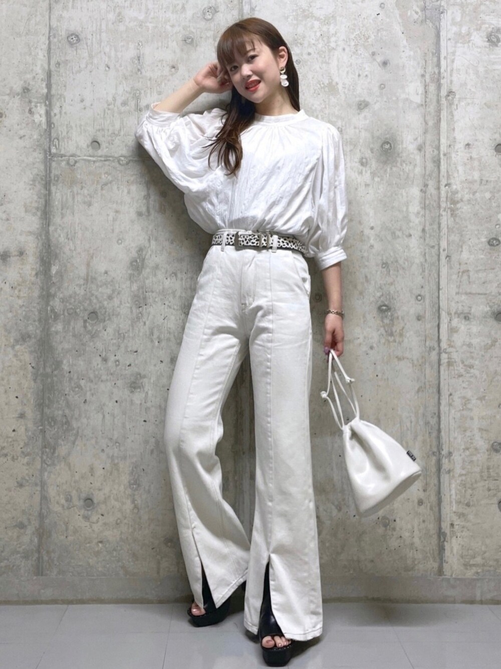 ホワイト系のシャツ/ブラウス、ホワイト系のデニムパンツ、ホワイト系のショルダーバッグを着用したレディースの春コーディネートの1枚目の写真