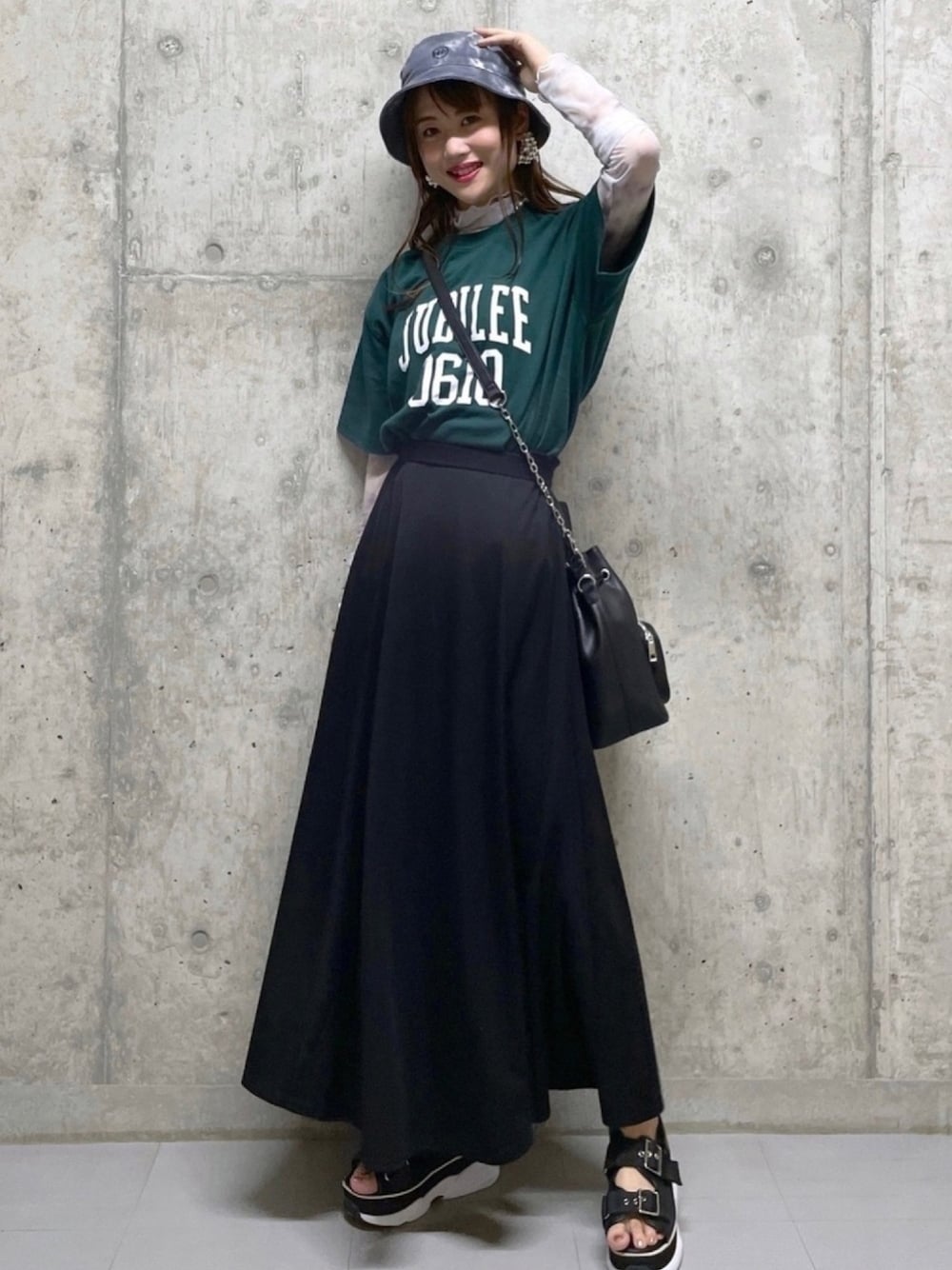 グレー系のTシャツ/カットソー、グリーン系のTシャツ/カットソー、ブラック系のショルダーバッグを着用したレディースの夏コーディネートの1枚目の写真