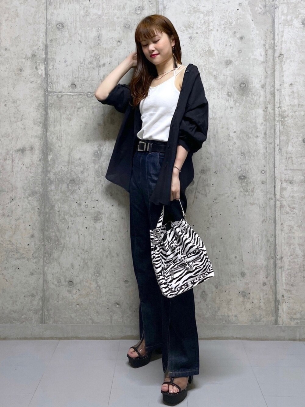 ブラック系のシャツ/ブラウス、ホワイト系のキャミソール、ブルー系のデニムパンツを着用したレディースの夏コーディネートの1枚目の写真