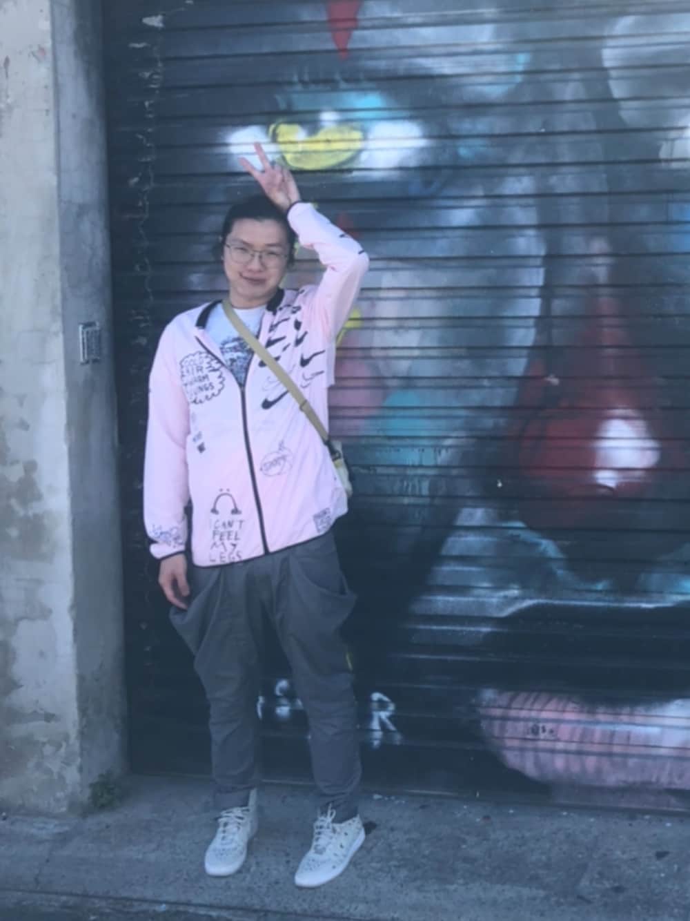 「bondibeach、sydney、taiwanese」｜「NIKEのアイテム（マウンテンパーカー、ピンク系）」を使った、李瑞可さん（メンズ・170cm）の夏コーディネートの1枚目の写真
