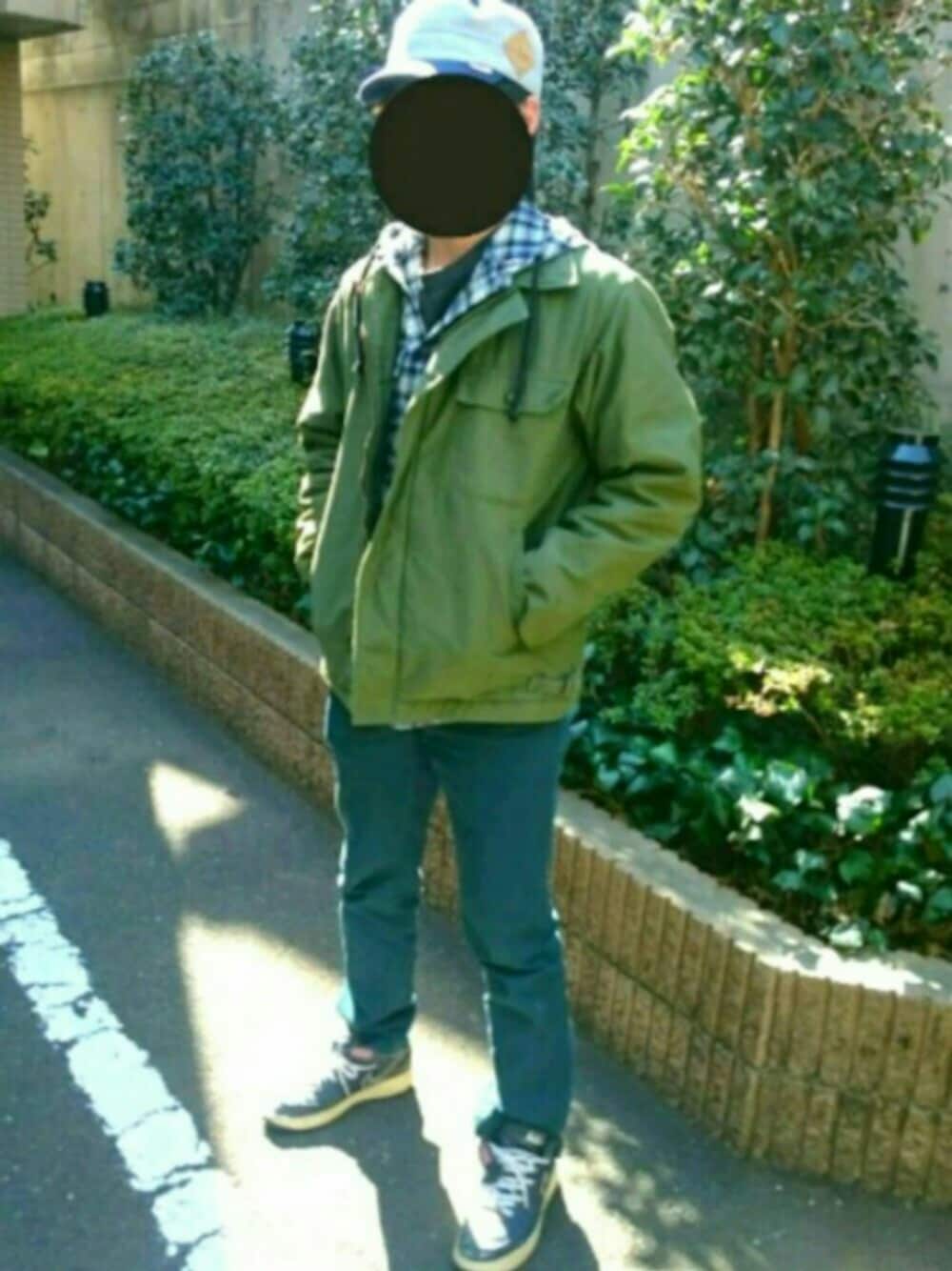 グリーン系のミリタリージャケット、ブルー系のパンツ、パープル系のスニーカーを着用したメンズの春コーディネートの1枚目の写真